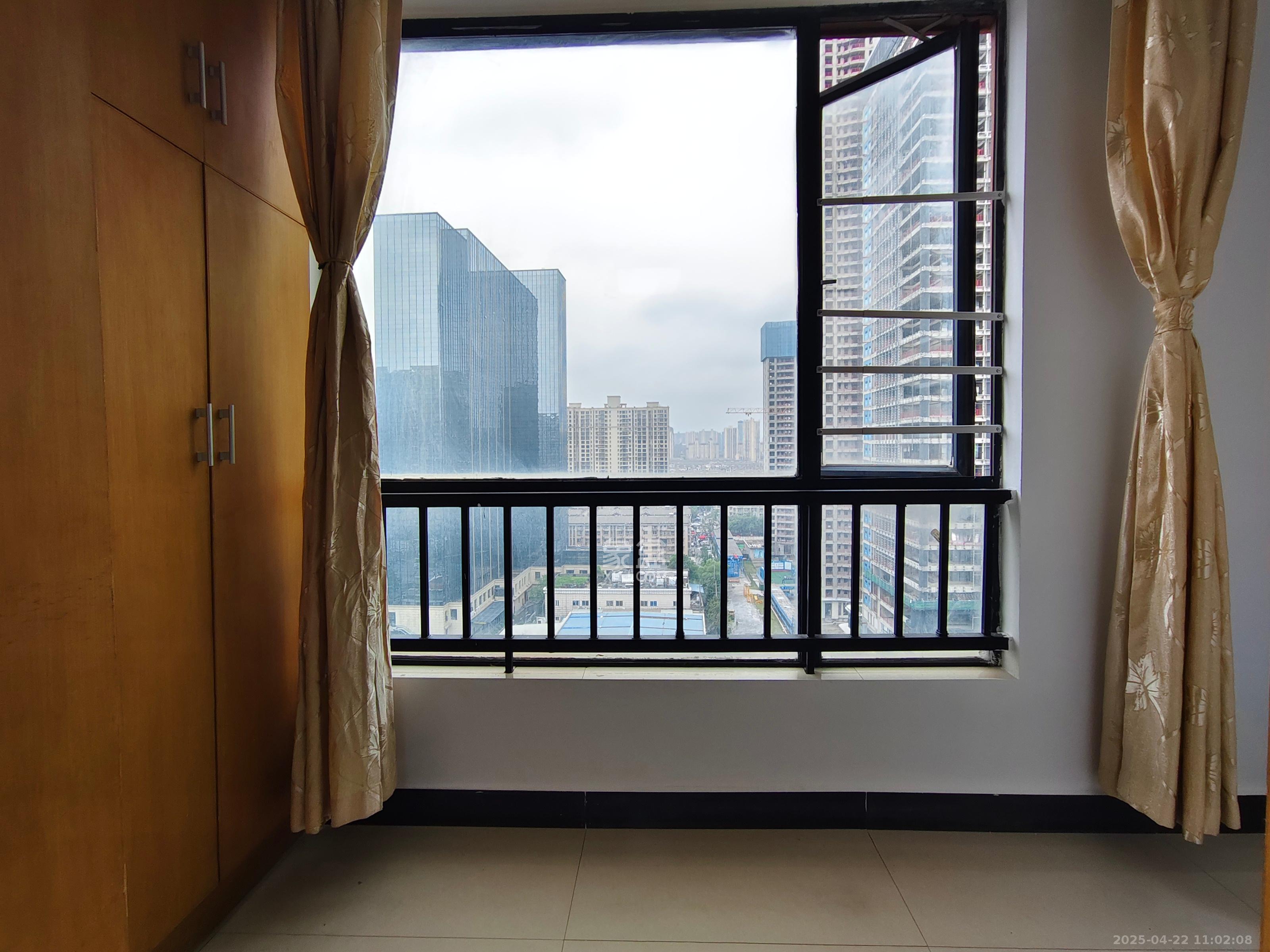 山水华景  2室2厅1卫   2200.00元/月室内图