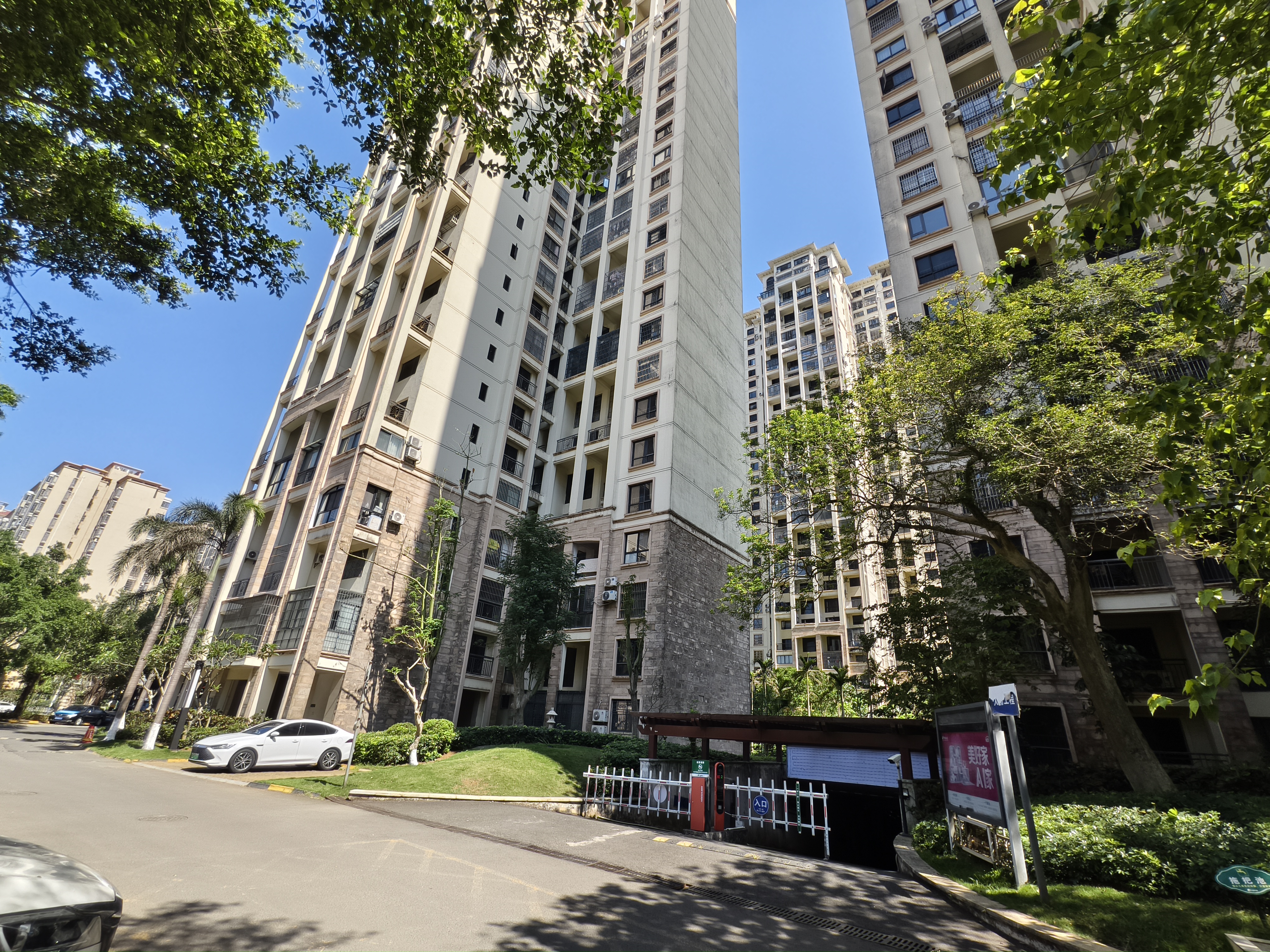 翡翠水城(住宅)  4室2厅2卫    155.0万 翡翠水城(住宅)  4室2厅2卫    155.0万客厅