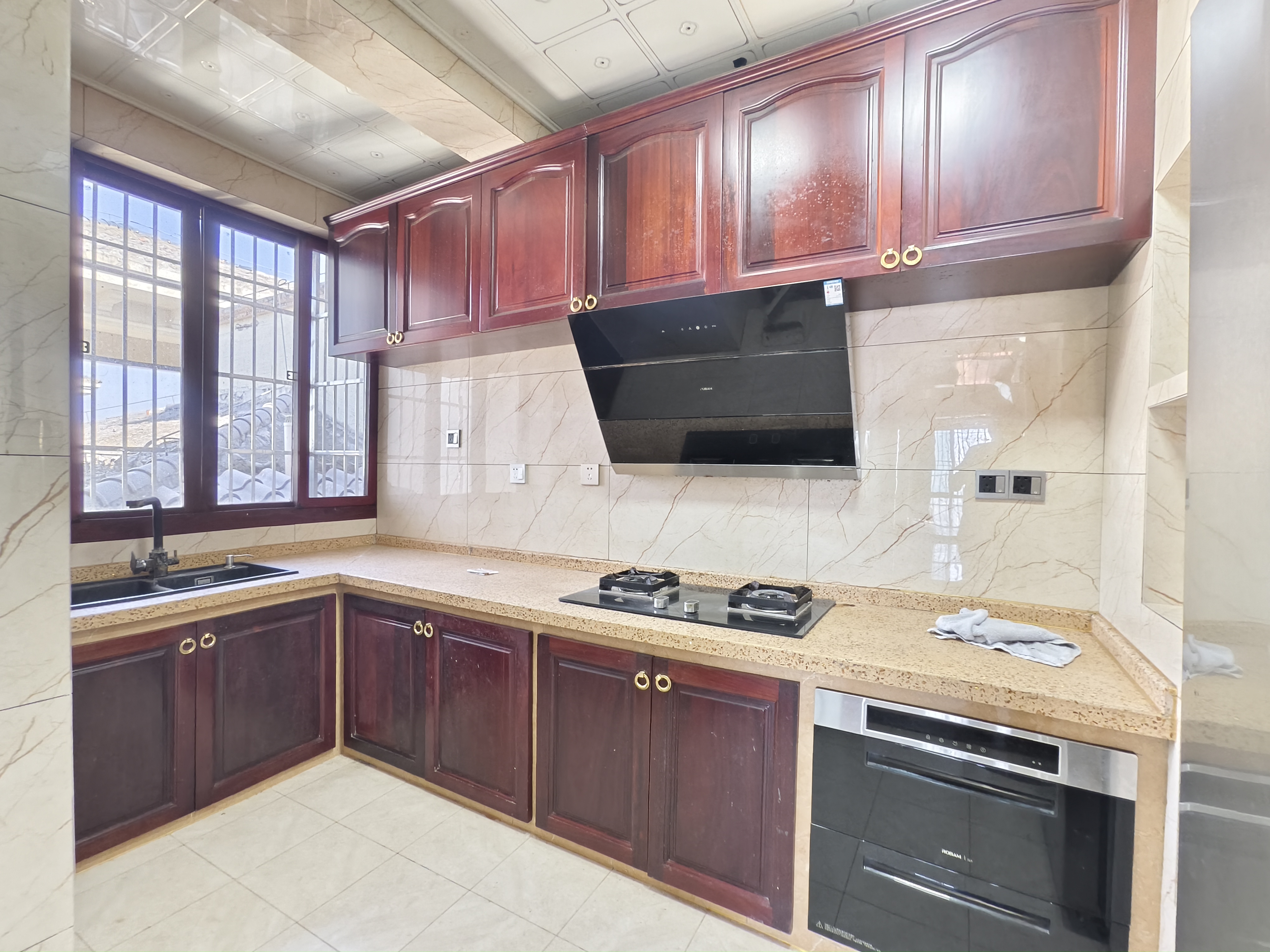 翡翠水城(住宅)  4室2厅2卫    155.0万 翡翠水城(住宅)  4室2厅2卫    155.0万客厅