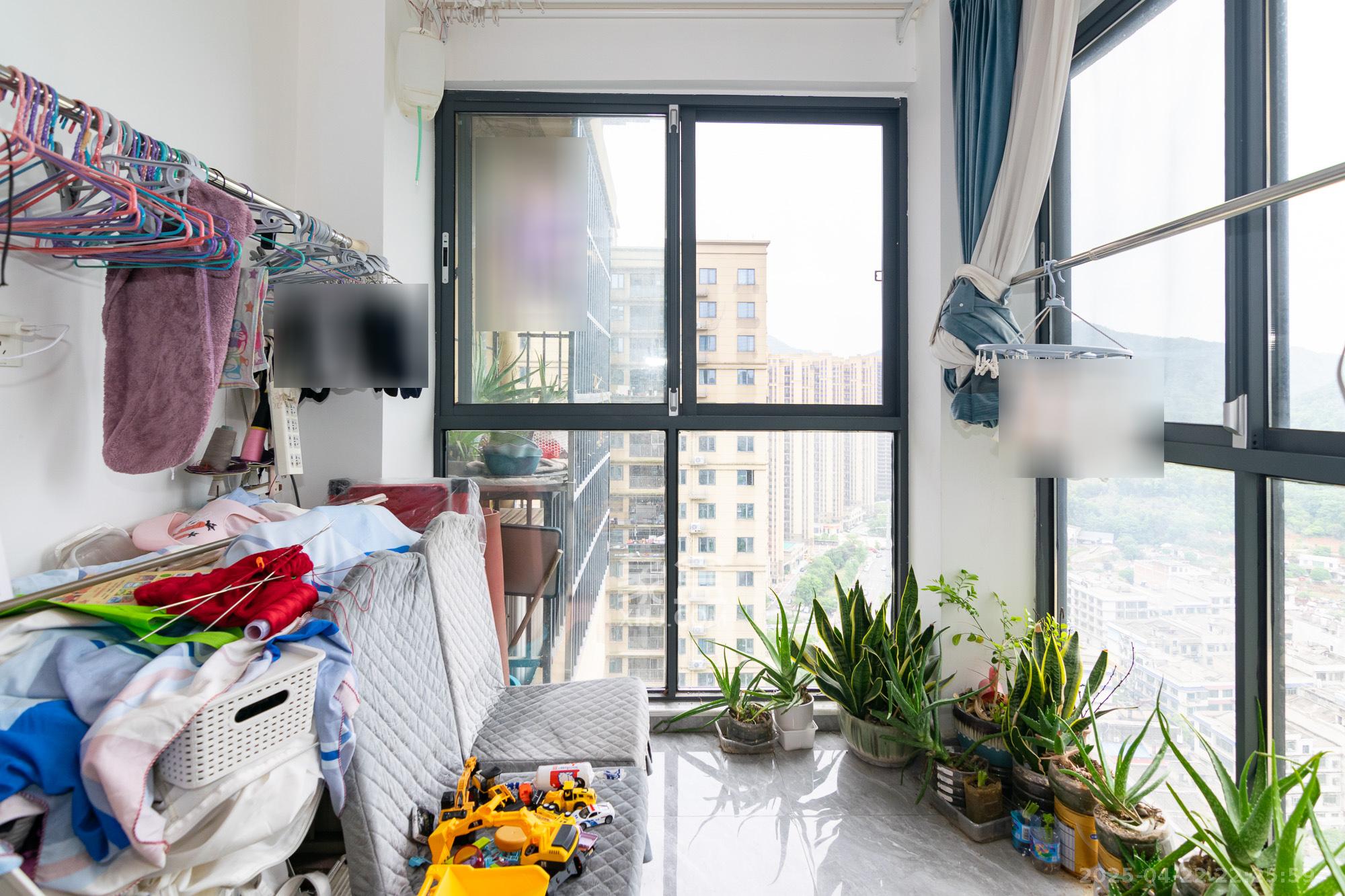 澳海月亮湾  3室2厅1卫    65.0万阳台