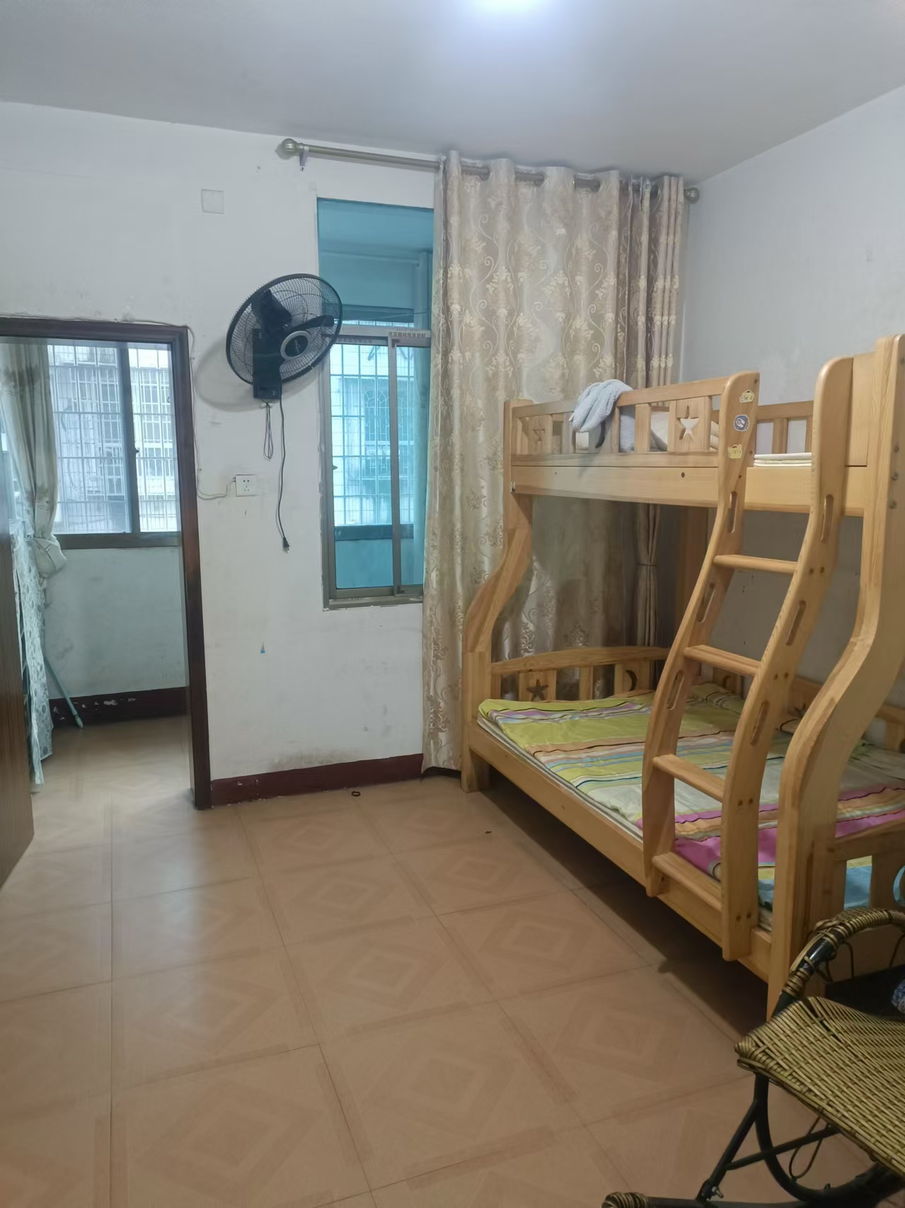 洞新市场  3室2厅2卫    23.8万 洞新市场  3室2厅2卫    23.8万客厅