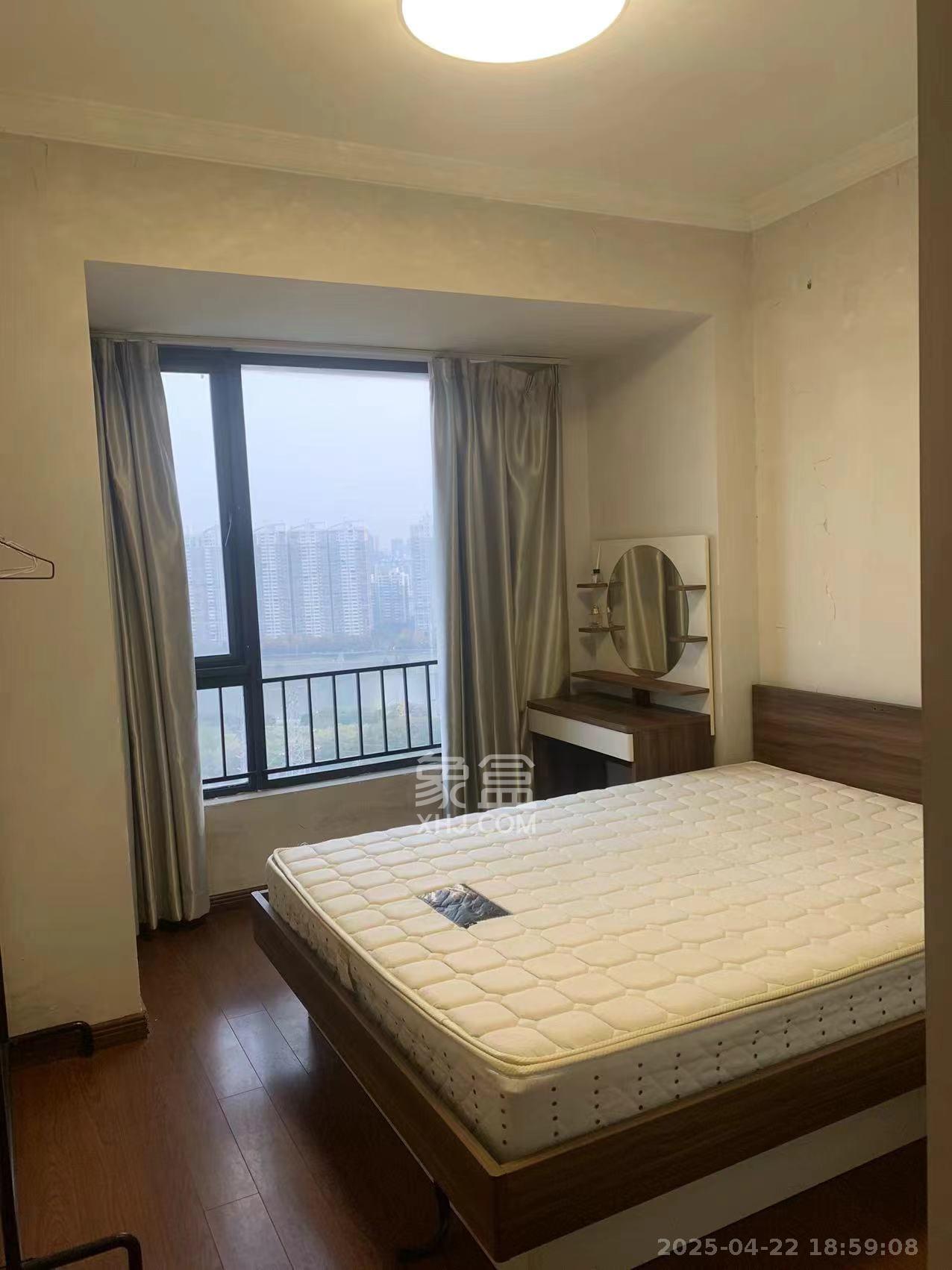 万科城  1室2厅1卫   2300.00元/月室内图