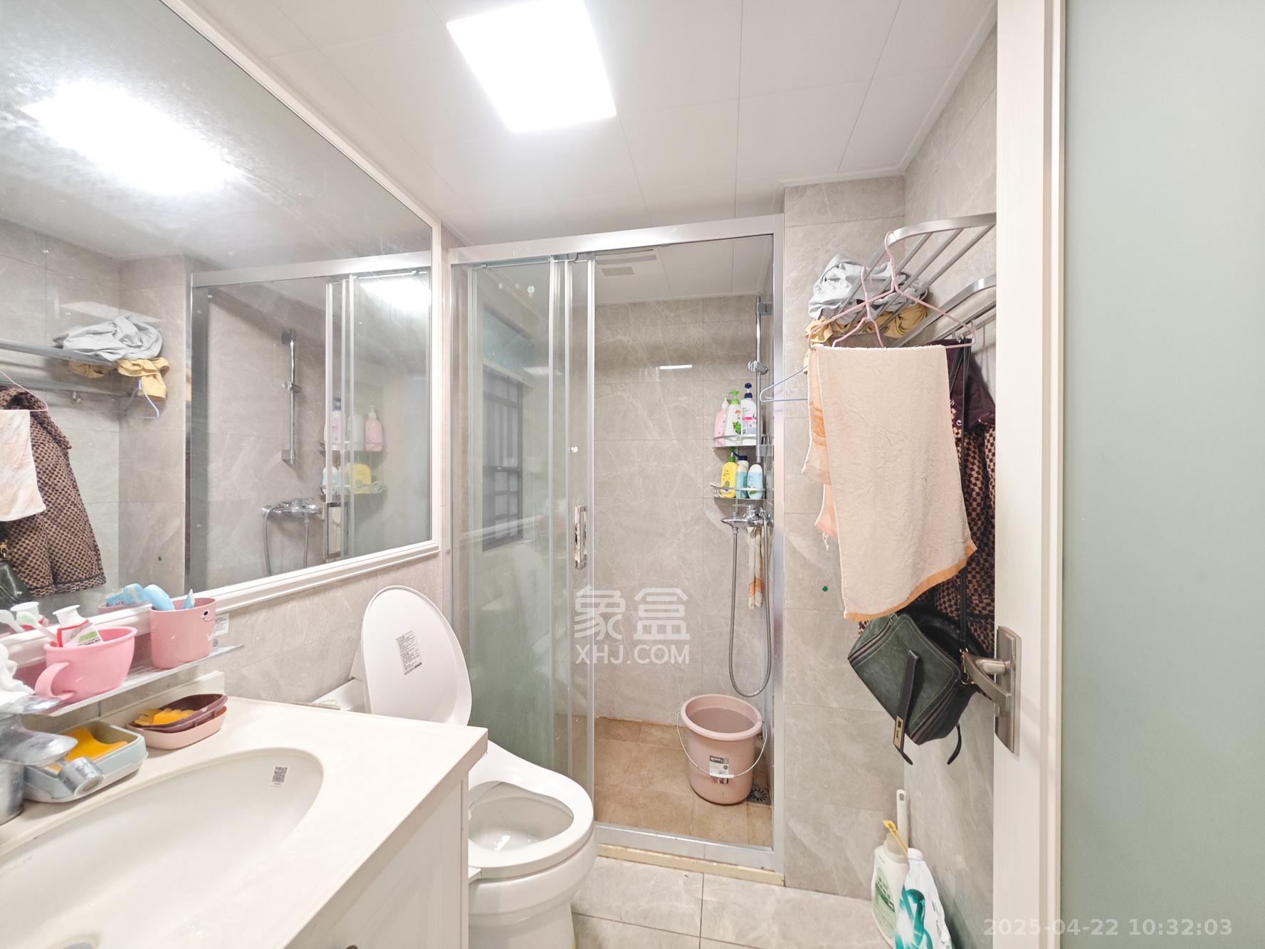 中海珑悦府  4室2厅2卫   142.00万卫生间