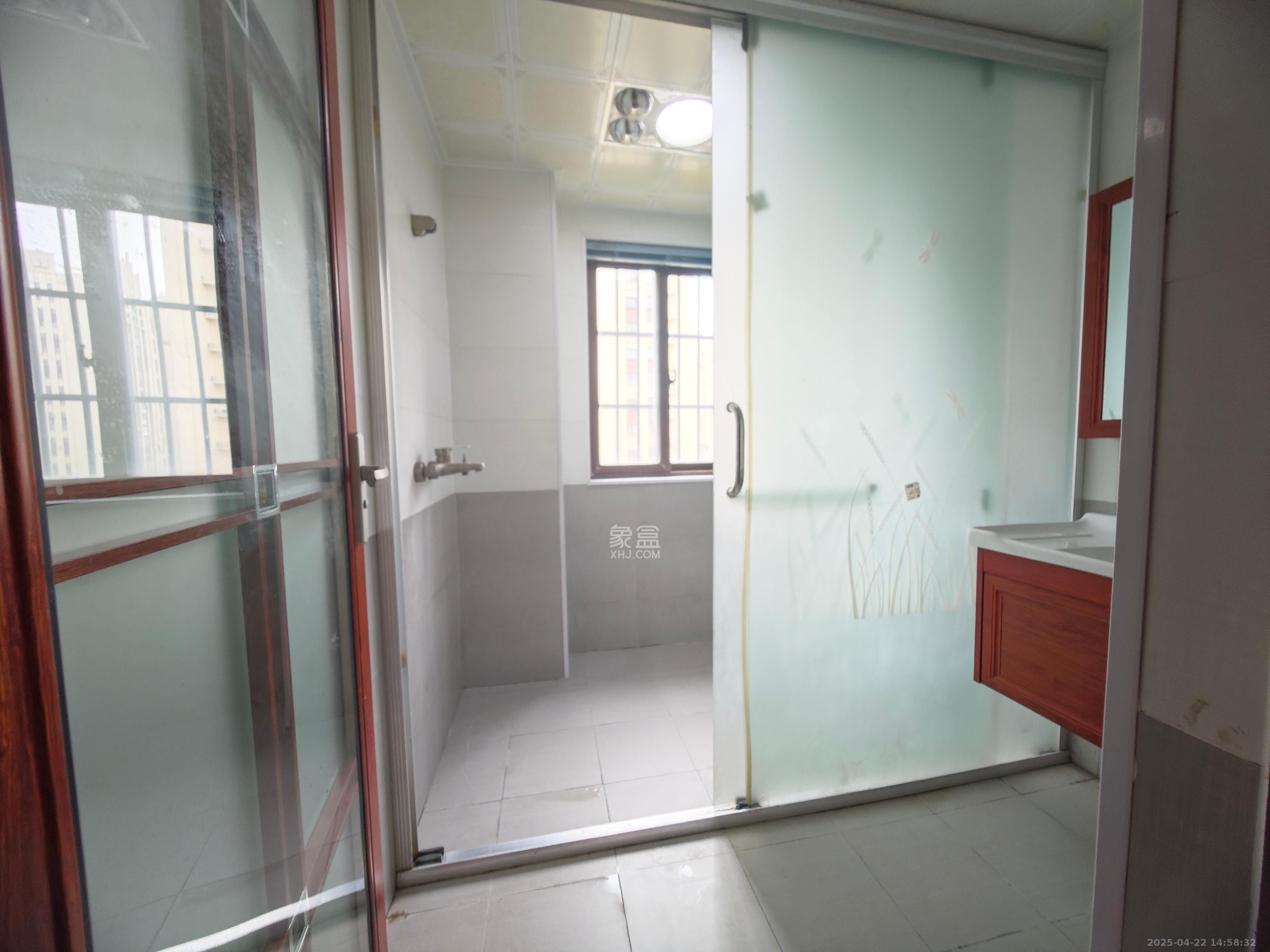 东方美地 4室2厅2卫 2400.0元/月 东方美地 4室2厅2卫 2400.0元/月室内图