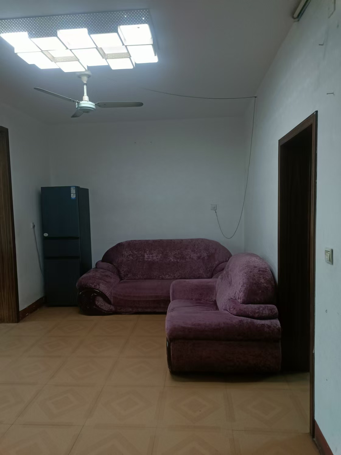 洞新市场  3室2厅2卫    23.8万 洞新市场  3室2厅2卫    23.8万客厅