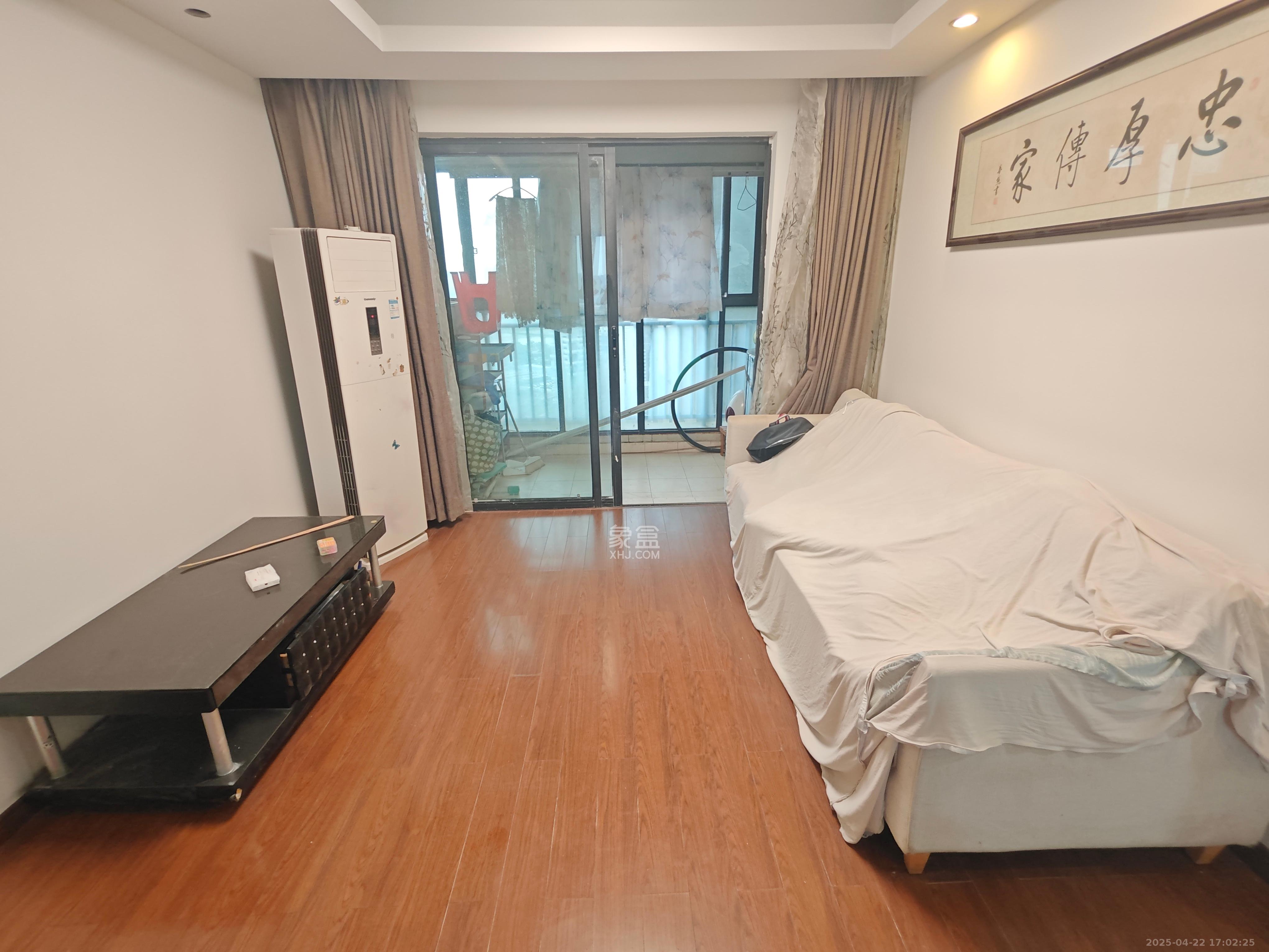 万科城  3室2厅2卫   2500.00元/月