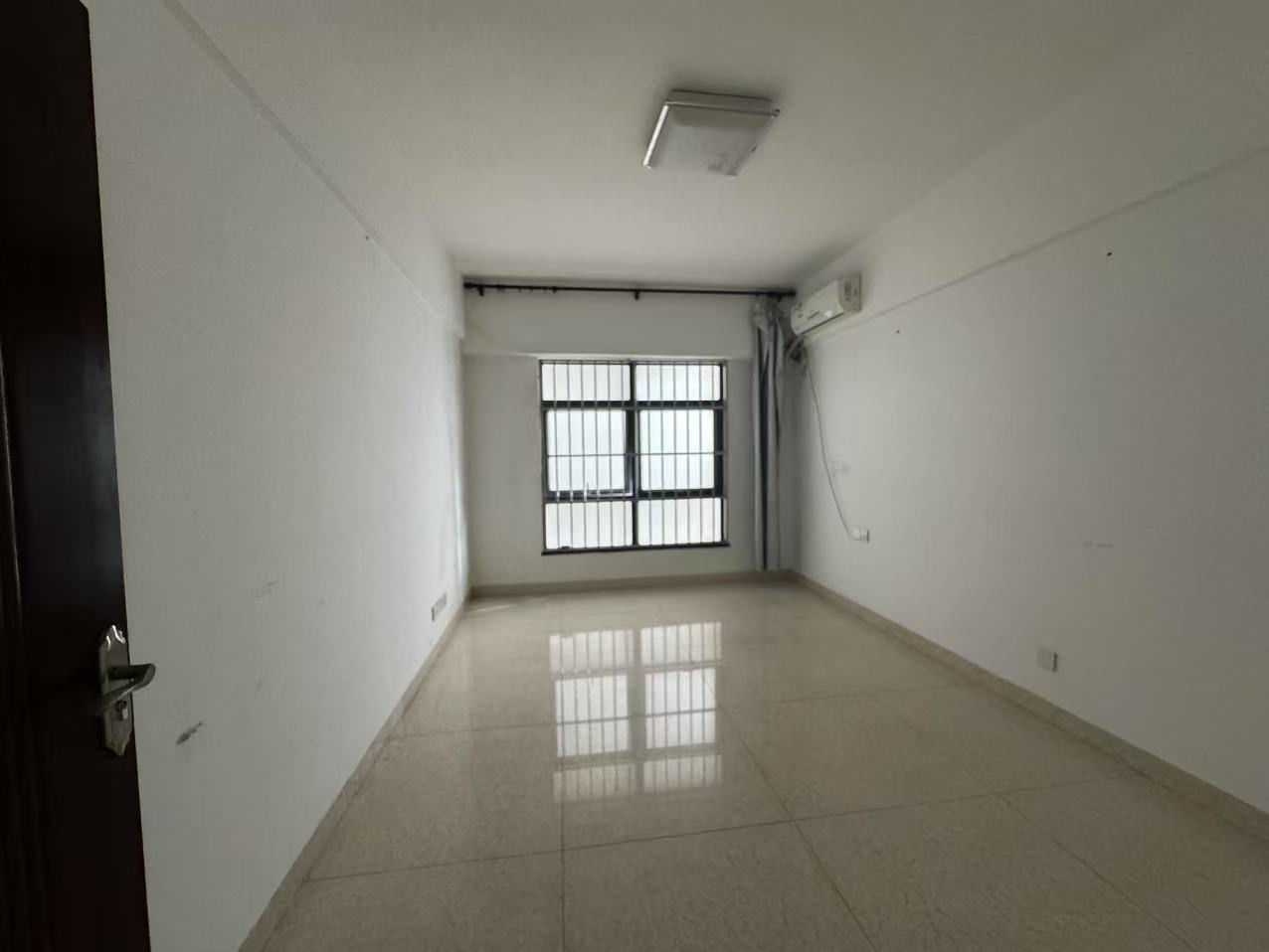 名门广场北区(二期)  3室2厅1卫    138.0万 名门广场北区(二期)  3室2厅1卫    138.0万客厅