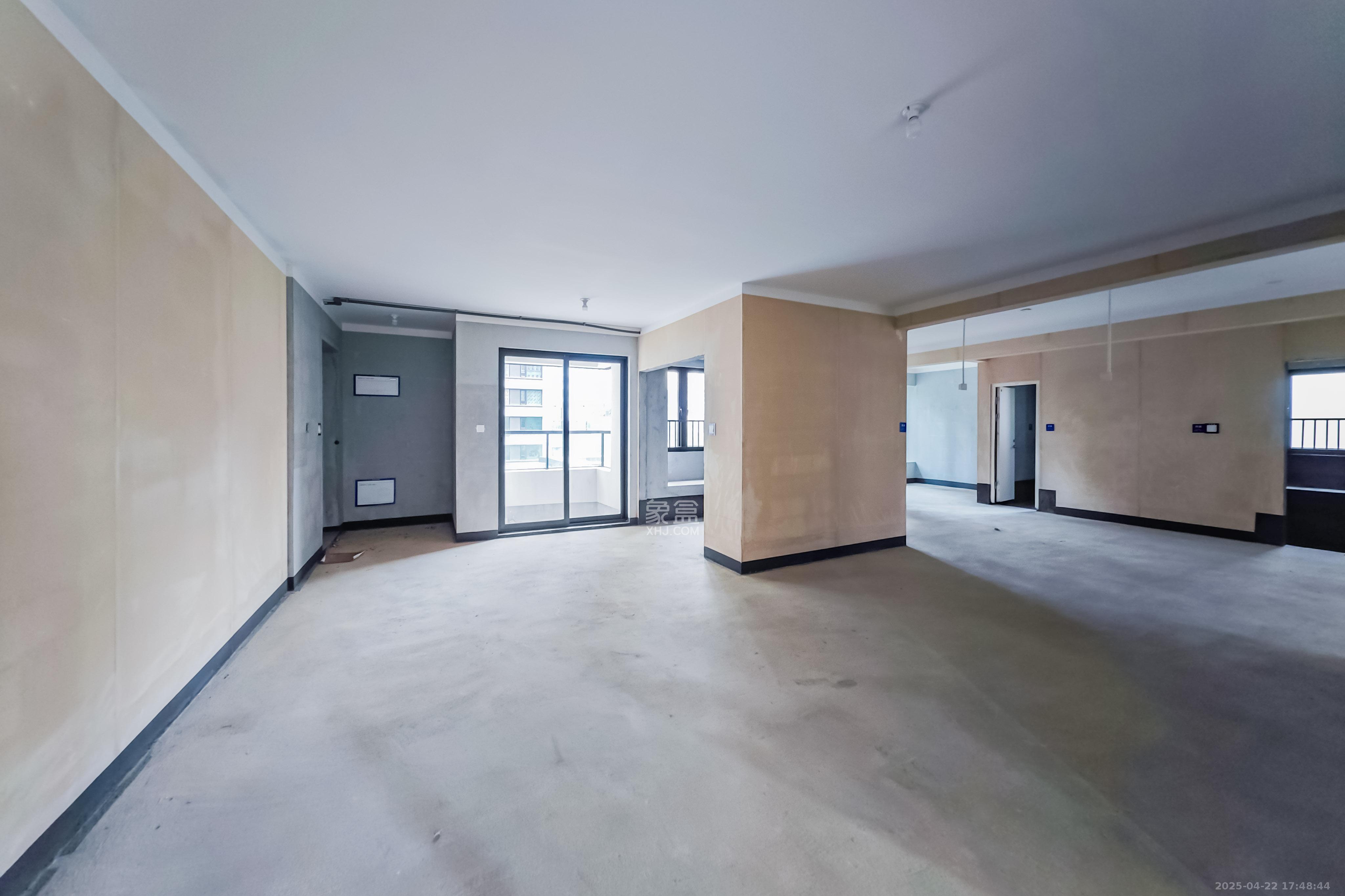 建发玖洲观澜  4室1厅2卫   185.00万客厅