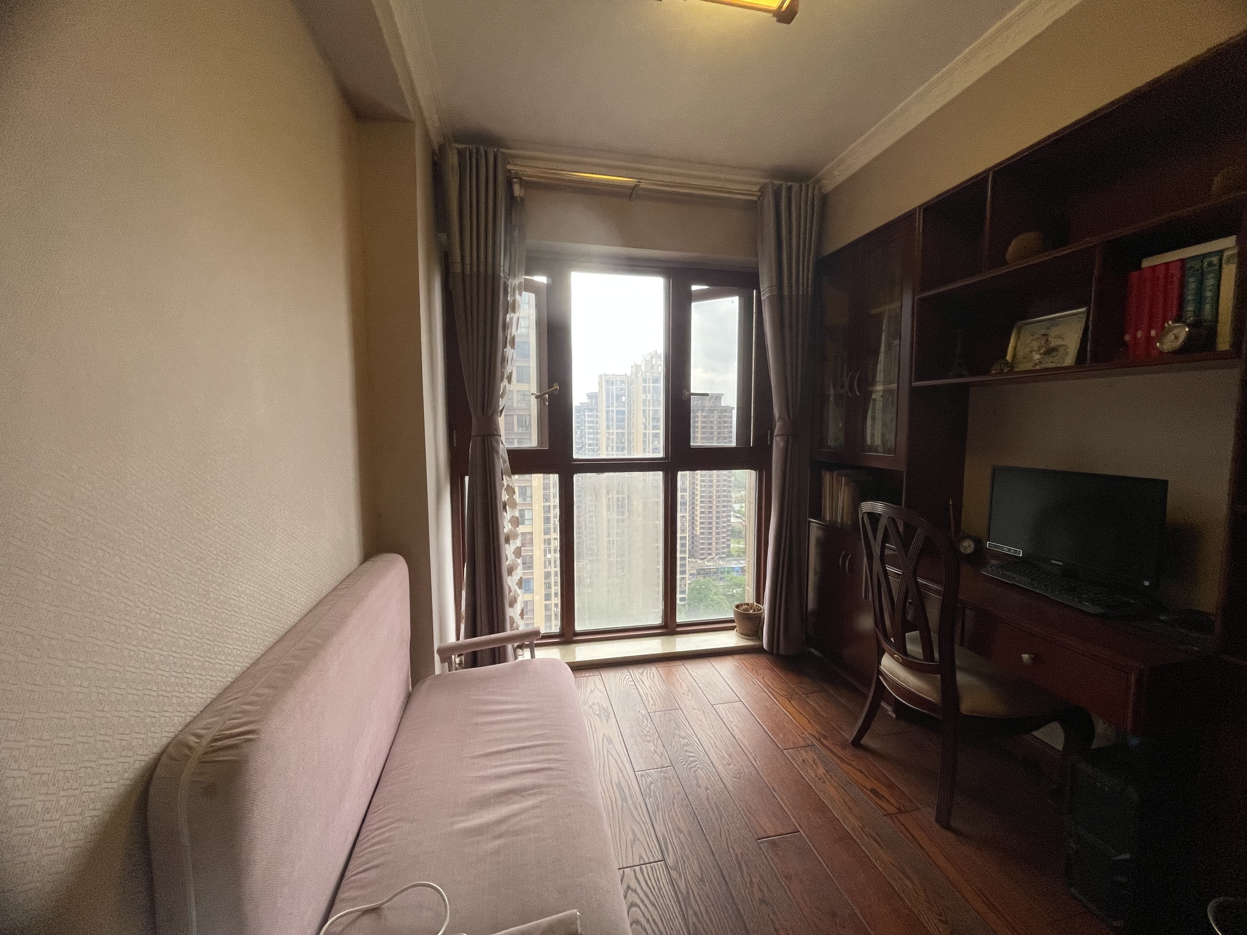 檀香山  5室2厅3卫    148.0万 檀香山  5室2厅3卫    148.0万客厅