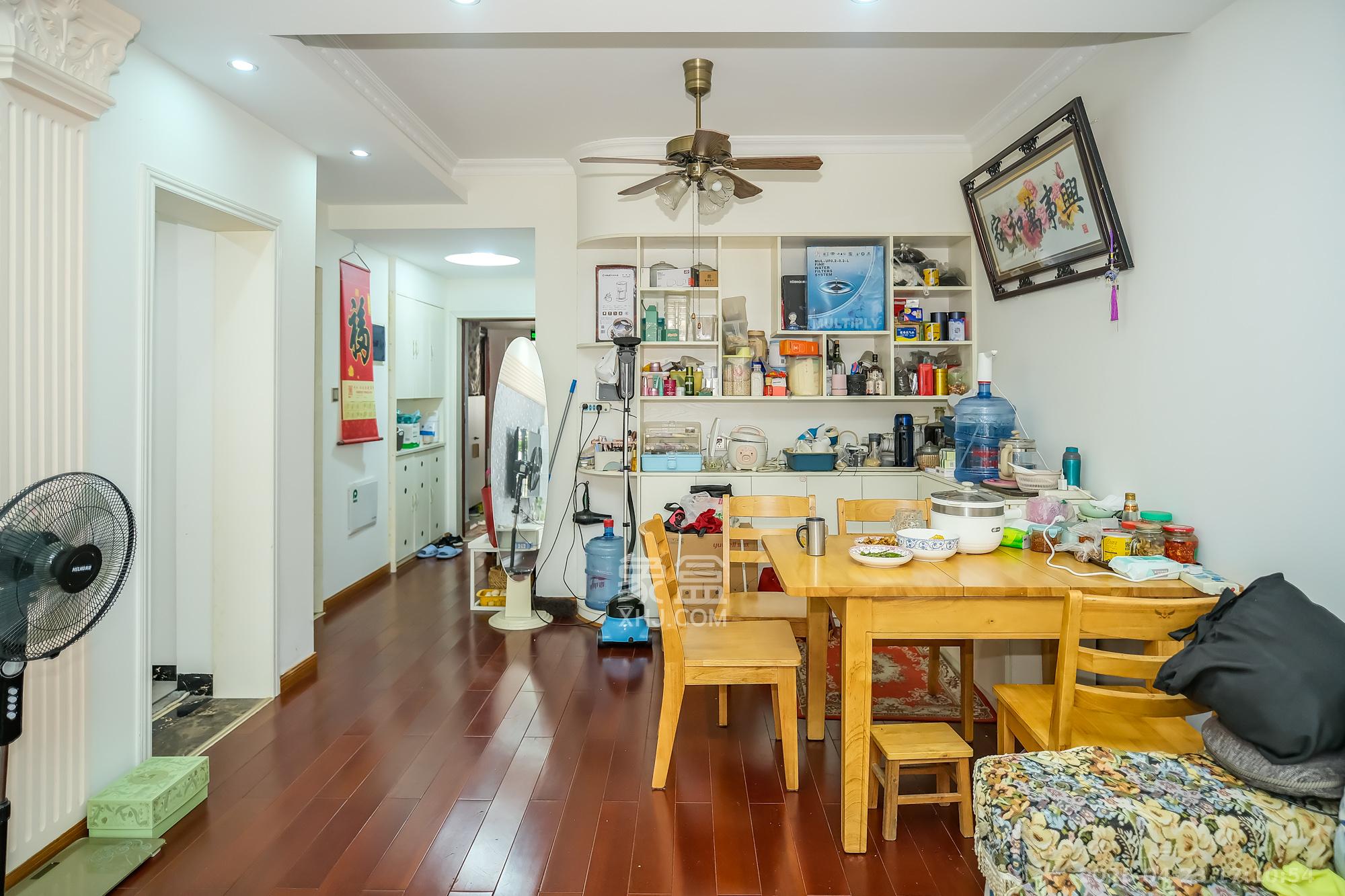 保利香槟国际 3室2厅1卫 73.8万 保利香槟国际 3室2厅1卫 73.8万客厅