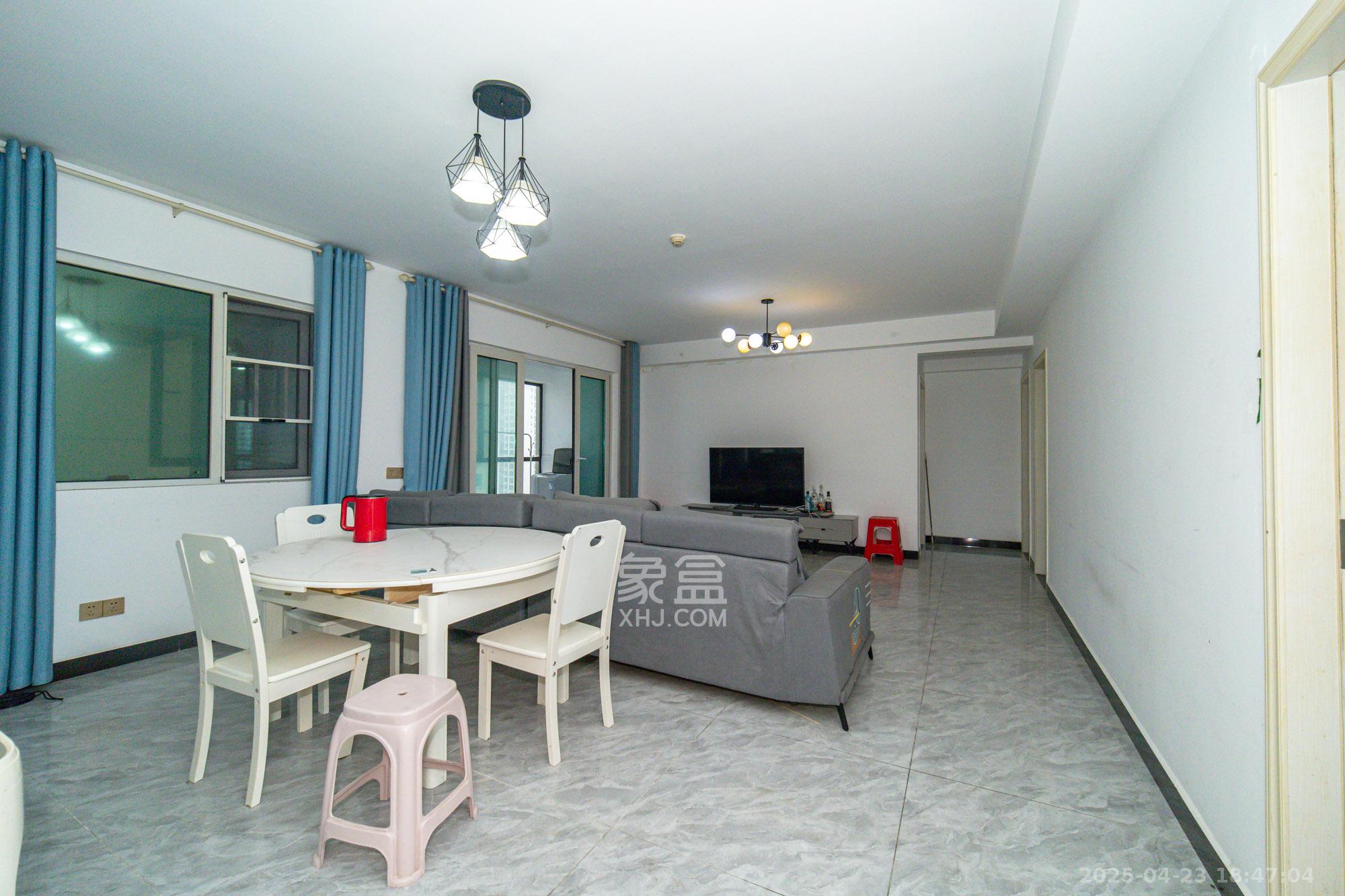 金科时代中心 4室2厅2卫 110.0万 金科时代中心 4室2厅2卫 110.0万客厅