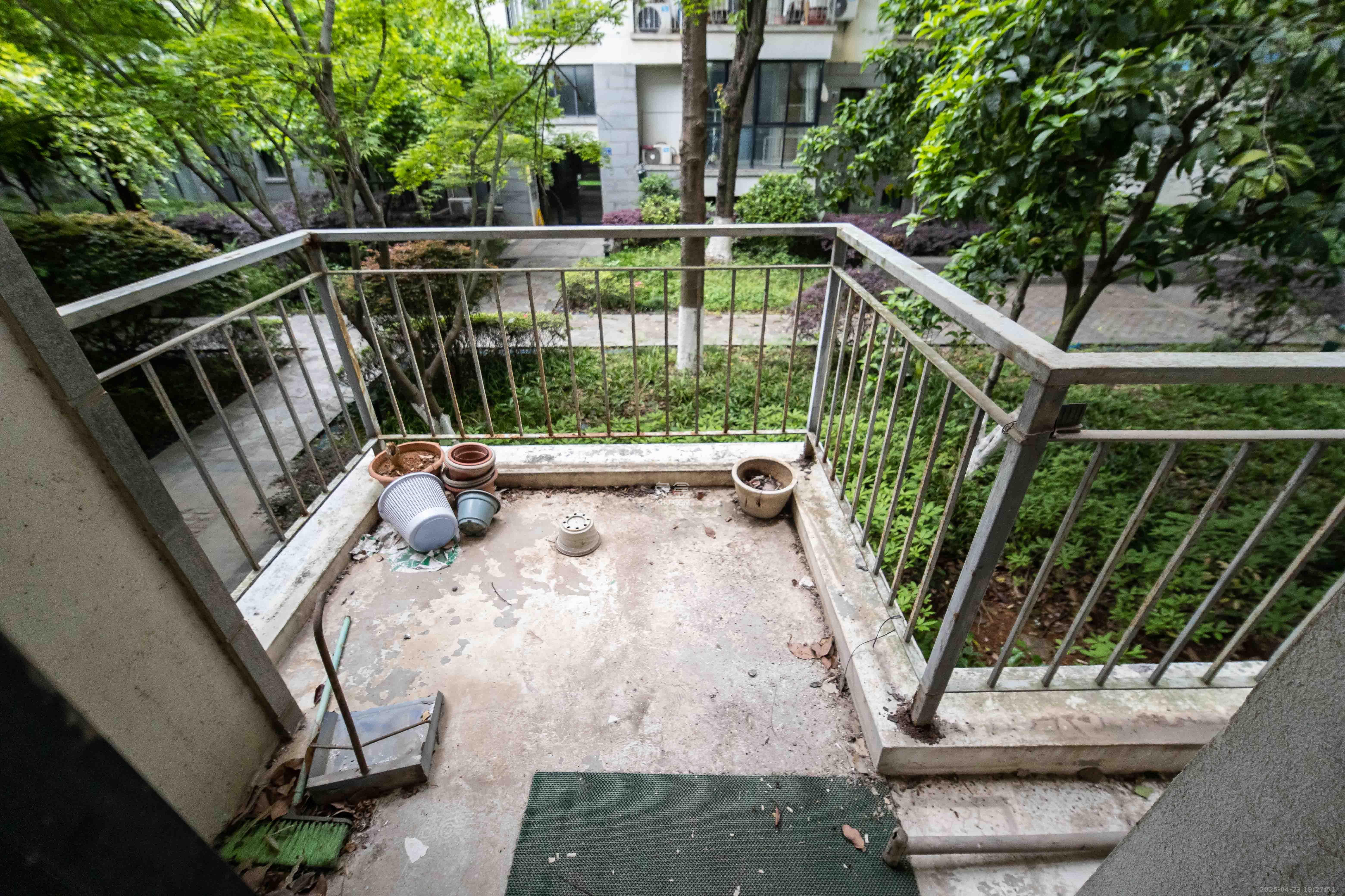 西街花园  3室2厅2卫   160.00万阳台
