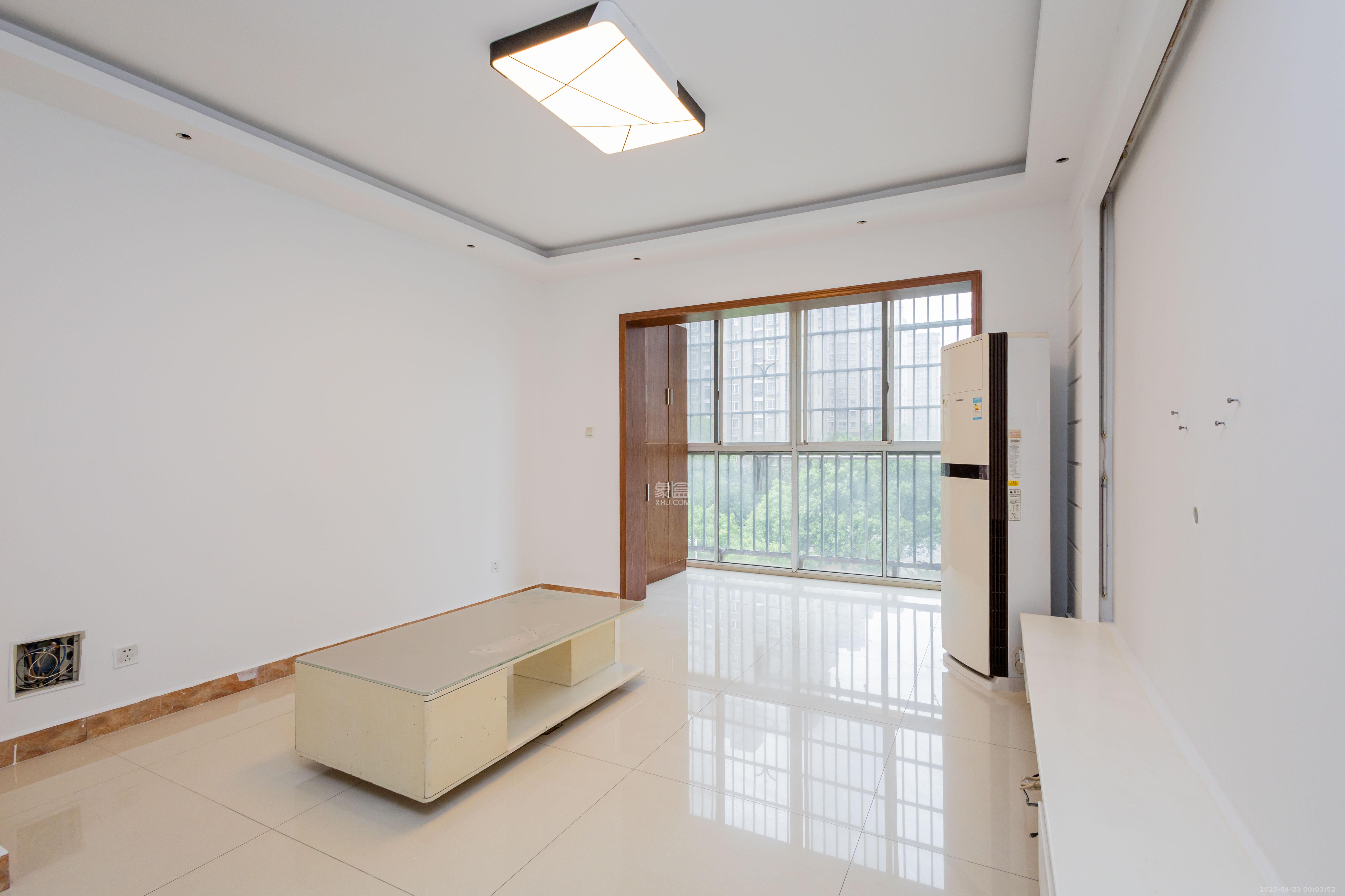 东业苹果社区 3室2厅1卫 50.8万 东业苹果社区 3室2厅1卫 50.8万客厅