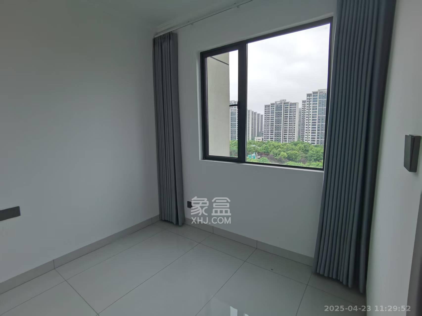 洋湖明园二期  3室2厅2卫   2400.00元/月室内图