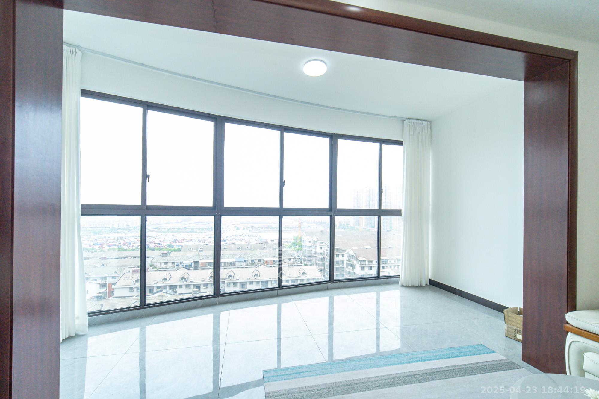 湘绣城 3室2厅2卫 69.8万 湘绣城 3室2厅2卫 69.8万阳台