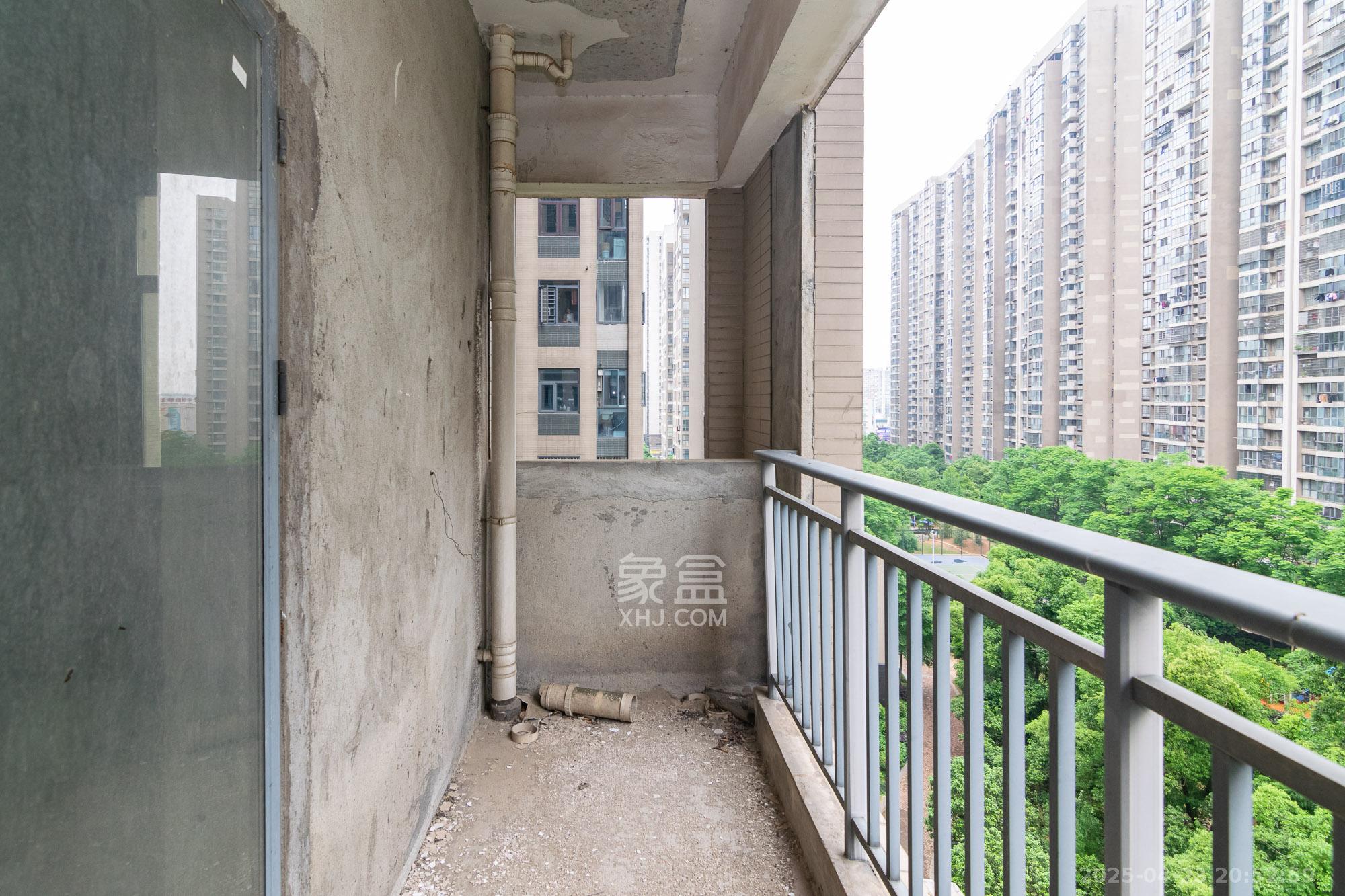 联诚国际城  4室2厅2卫    95.0万阳台