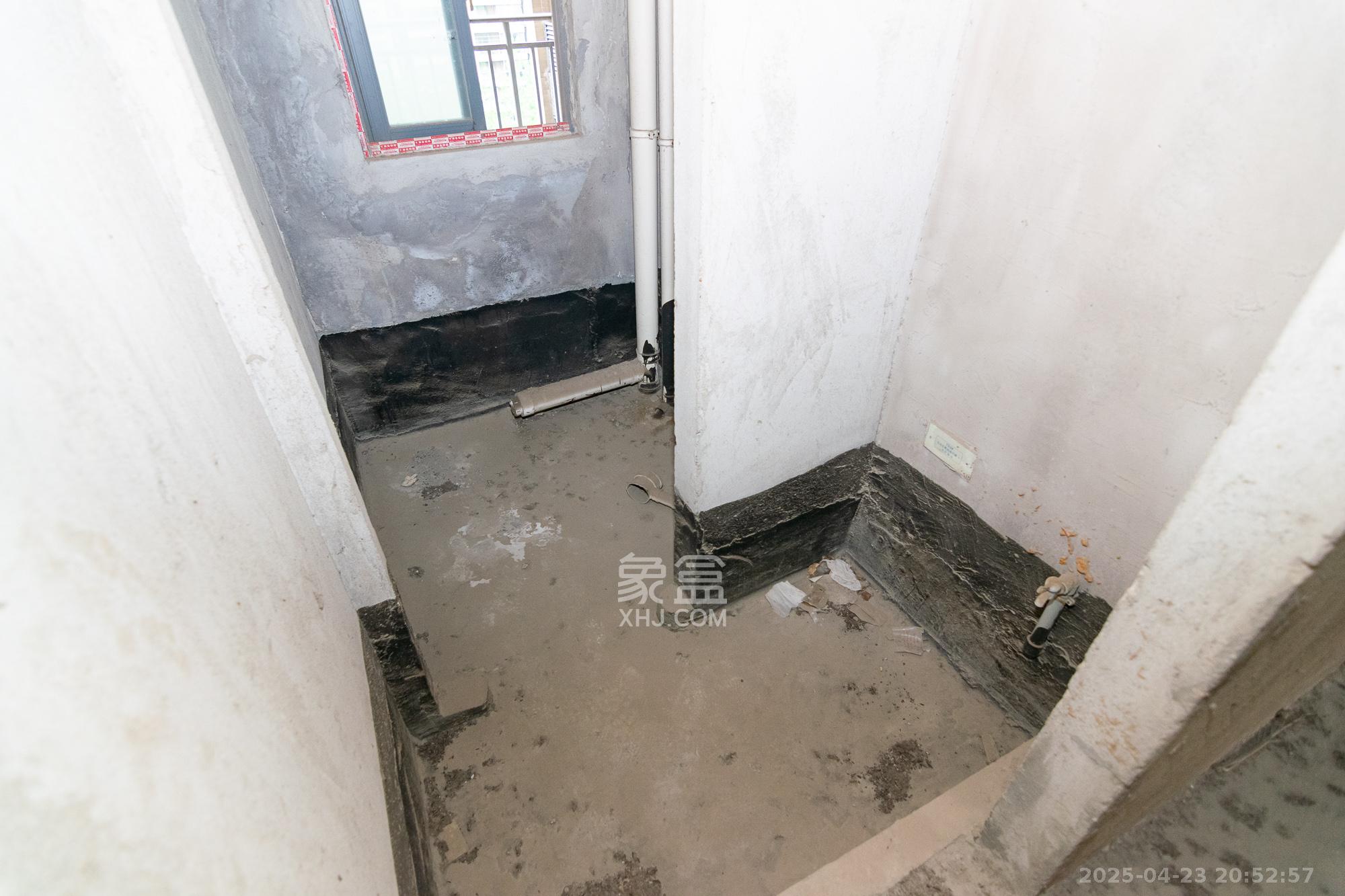 联诚国际城  4室2厅2卫    95.0万卫生间