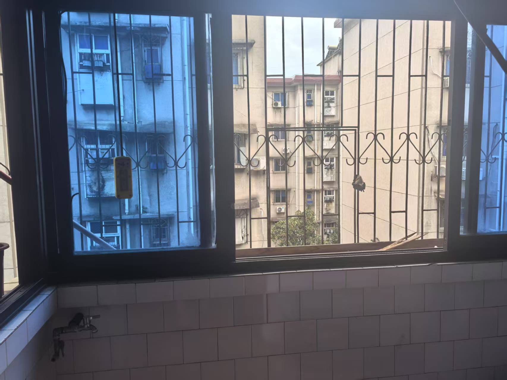 李家冲一村(杉木塘火电小区) 2室1厅1卫 16.8万 李家冲一村(杉木塘火电小区) 2室1厅1卫 16.8万室内图