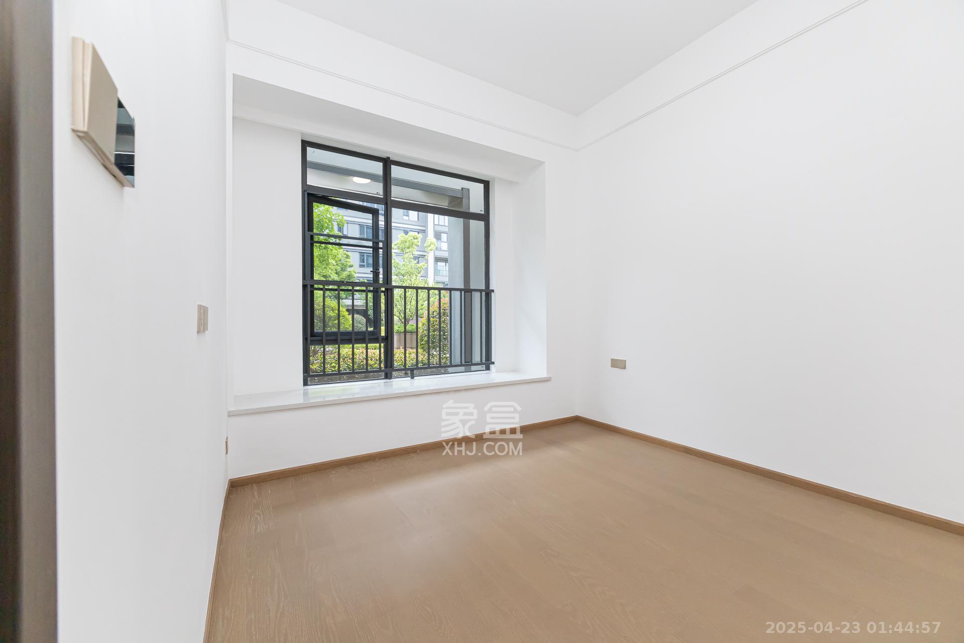 嘉臣道 4室2厅2卫 520.0万 嘉臣道 4室2厅2卫 520.0万卧室