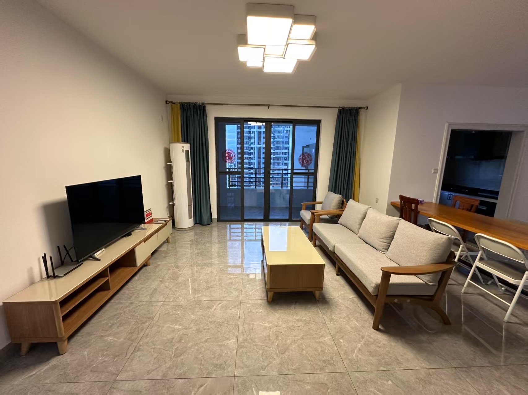 天街华府（海南新天地）  3室2厅2卫   273.00万客厅