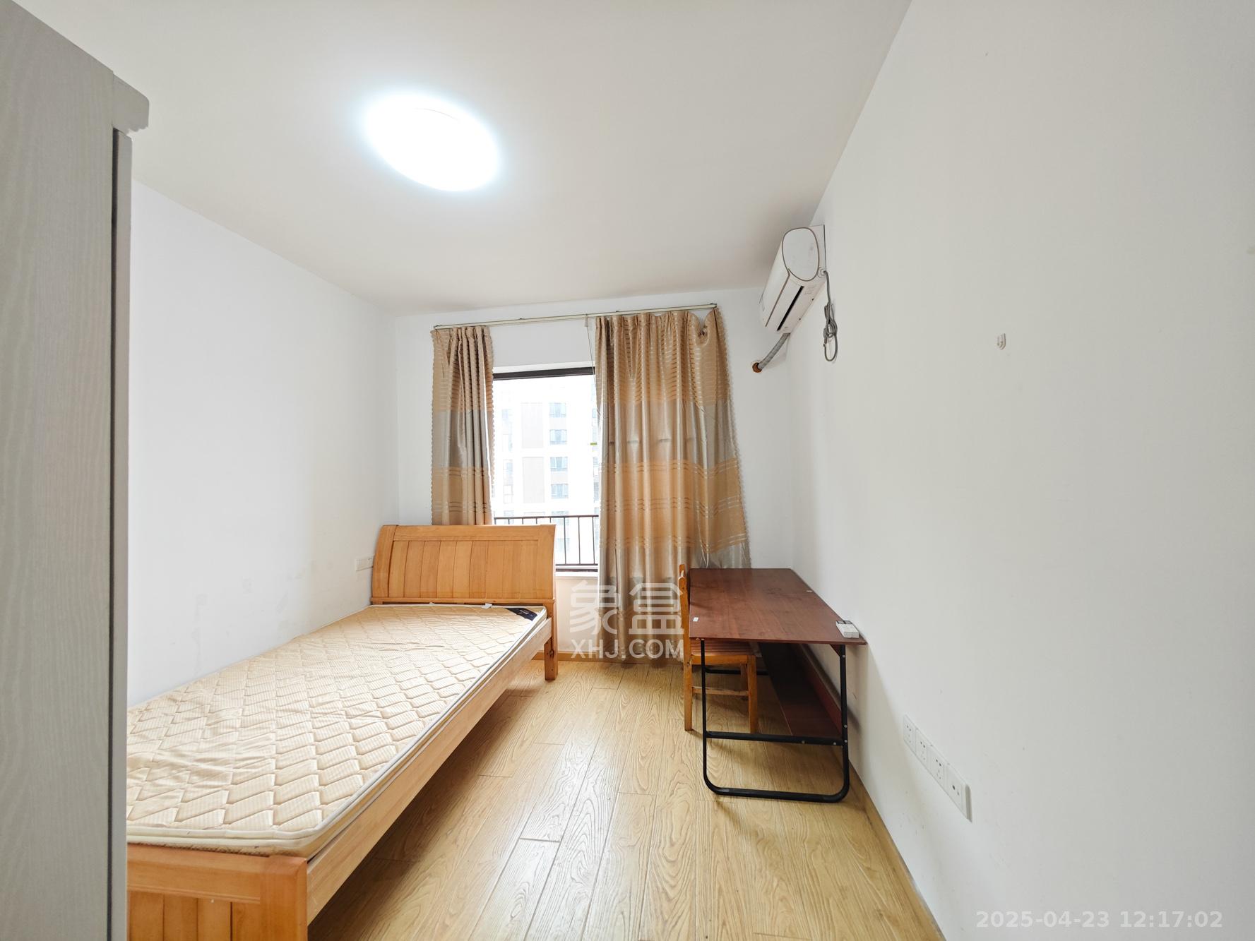 卓越蔚蓝城邦  3室2厅2卫    75.0万卧室