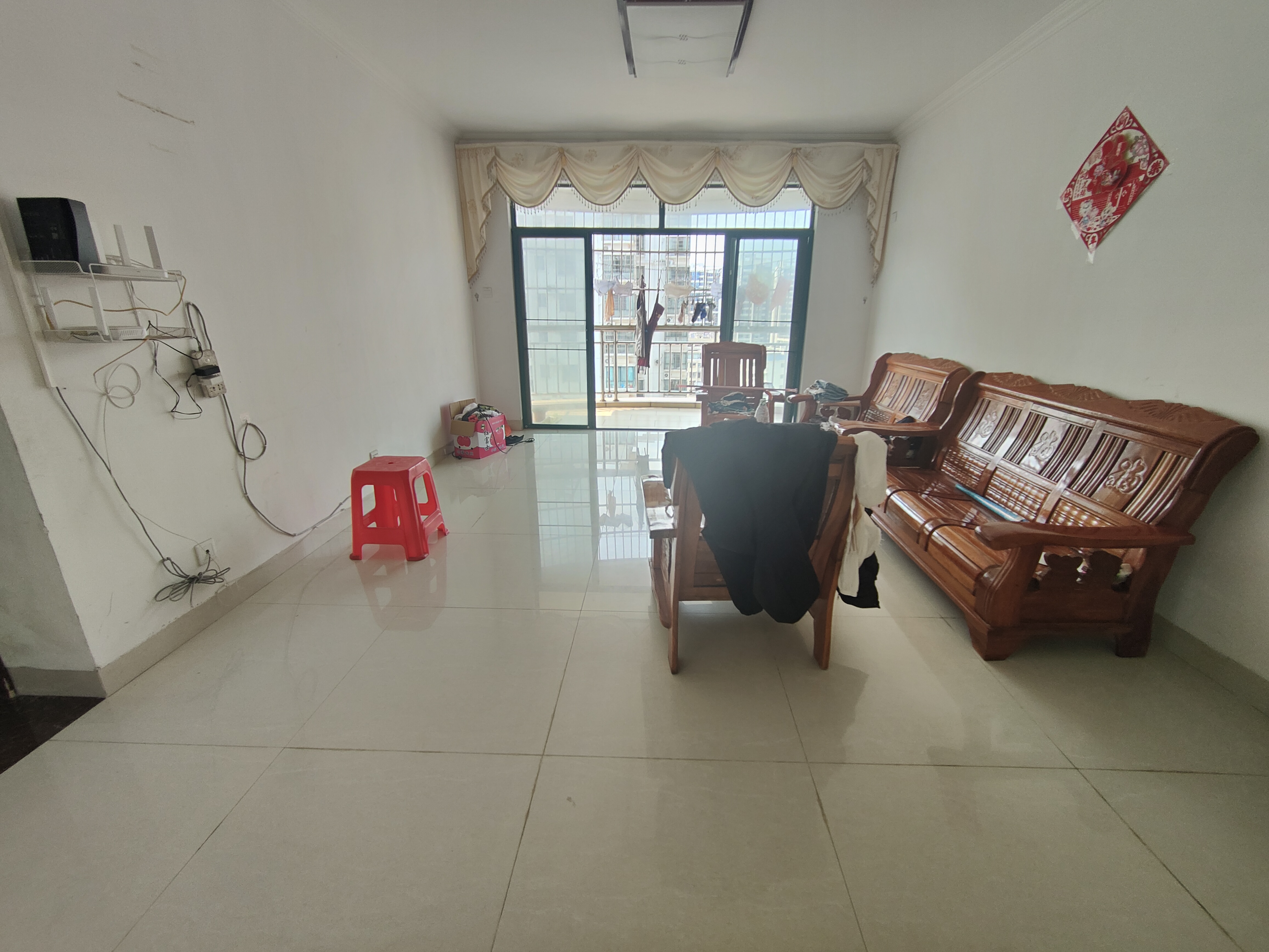 华荣府 3室2厅2卫 162.0万 华荣府 3室2厅2卫 162.0万客厅