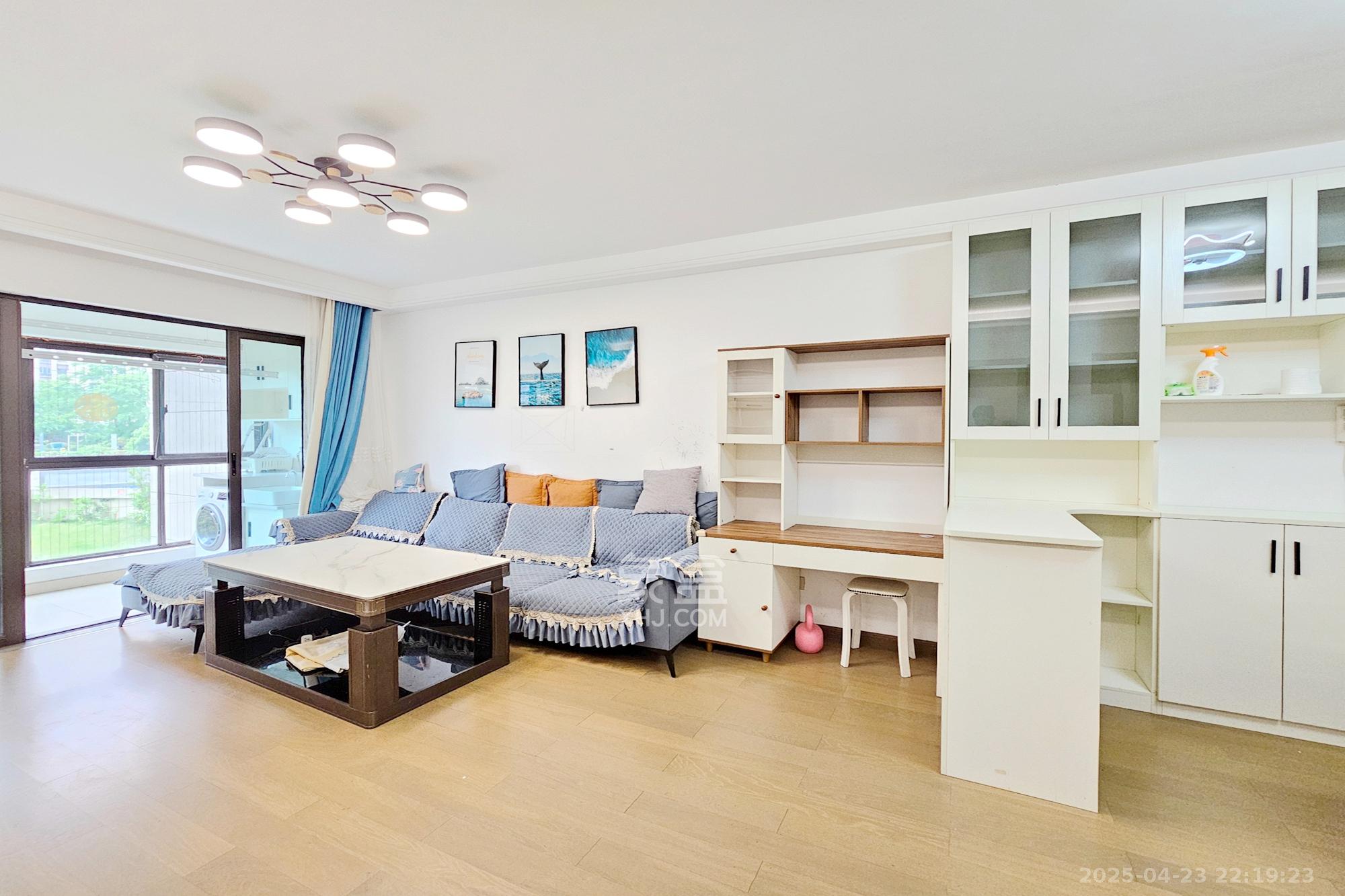 阳光城尚东湾青柠园 3室2厅2卫 105.00万 阳光城尚东湾青柠园 3室2厅2卫 105.00万客厅