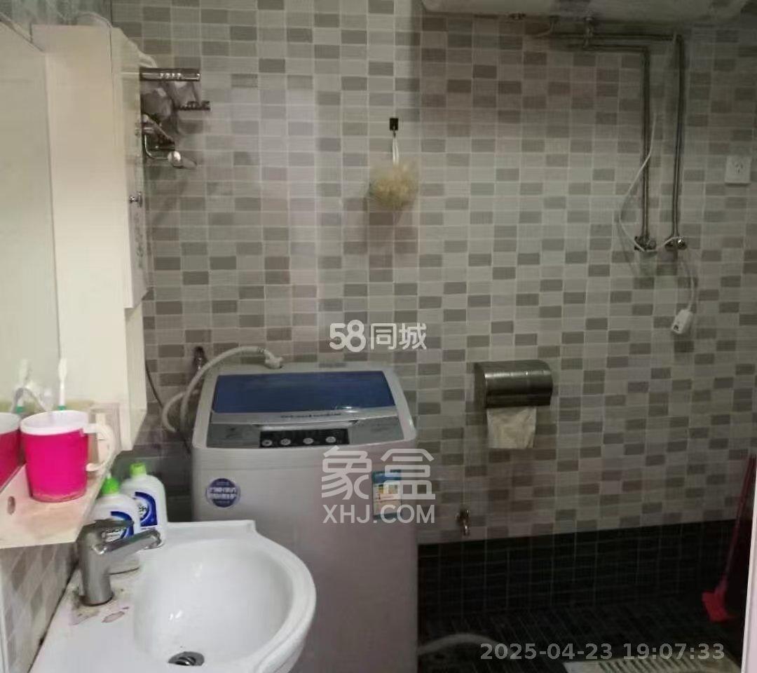 湘江国际  2室2厅1卫   28.80万客厅