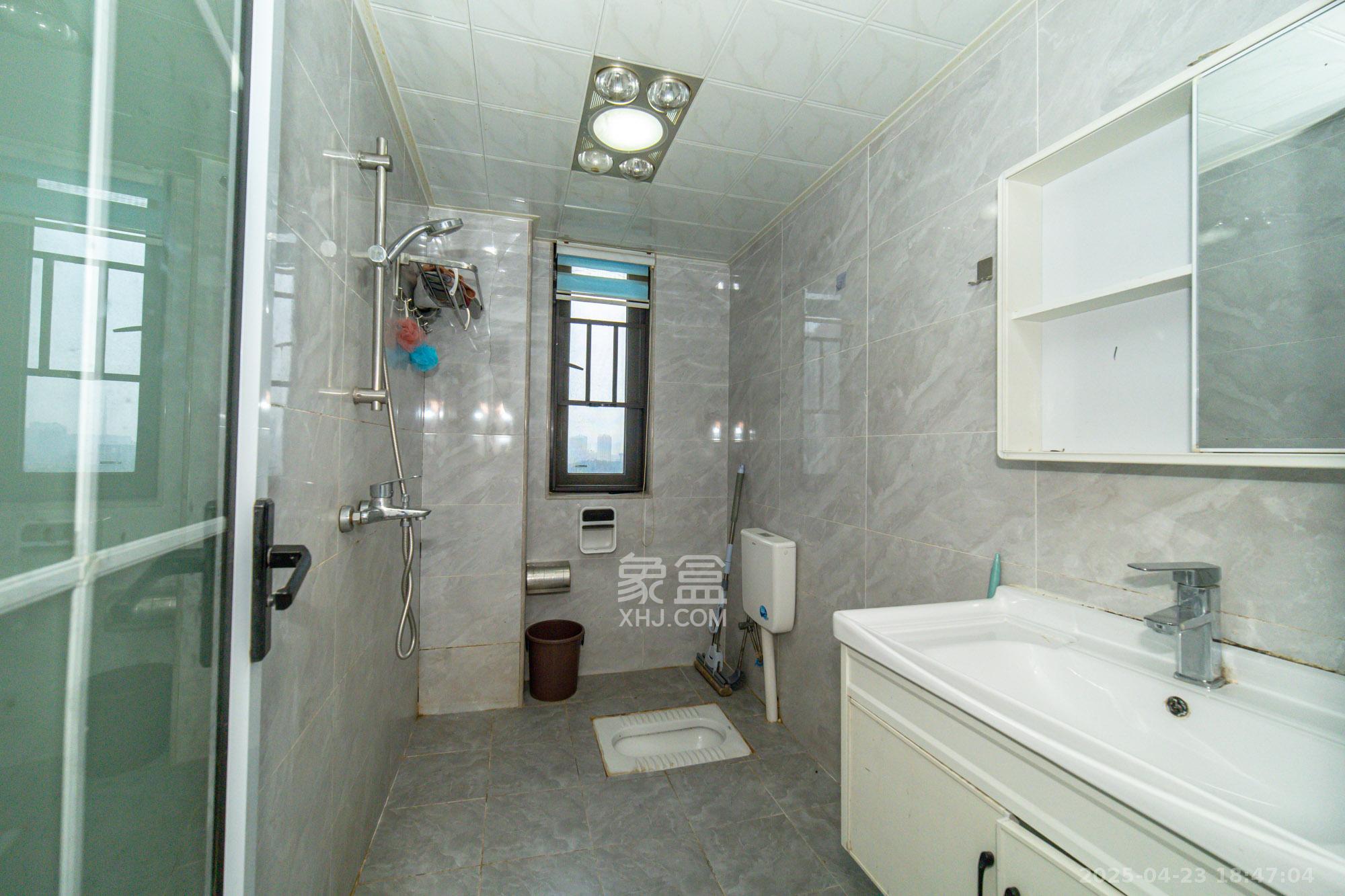 金科时代中心 4室2厅2卫 110.0万 金科时代中心 4室2厅2卫 110.0万卫生间