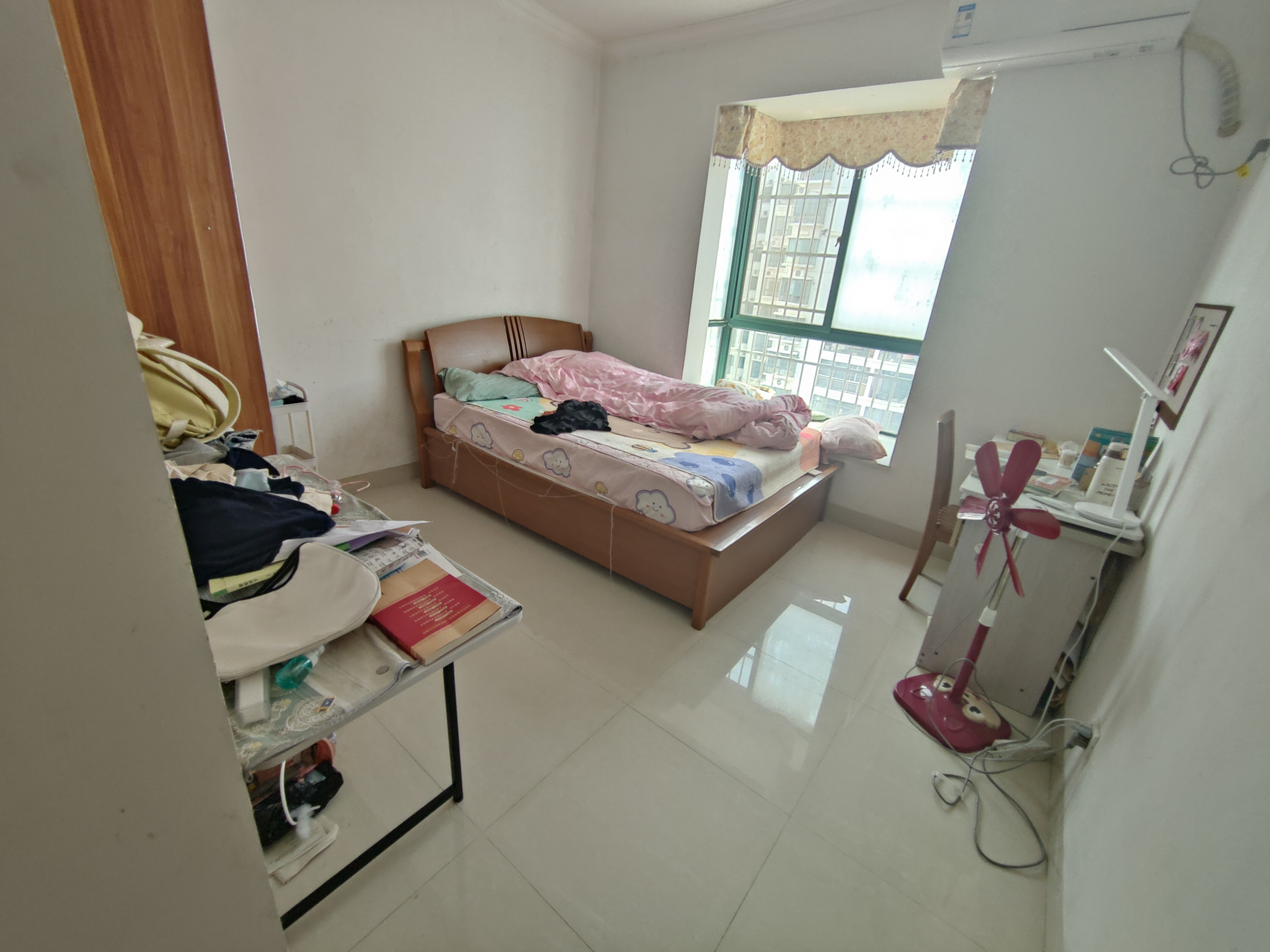 华荣府 3室2厅2卫 162.0万 华荣府 3室2厅2卫 162.0万客厅