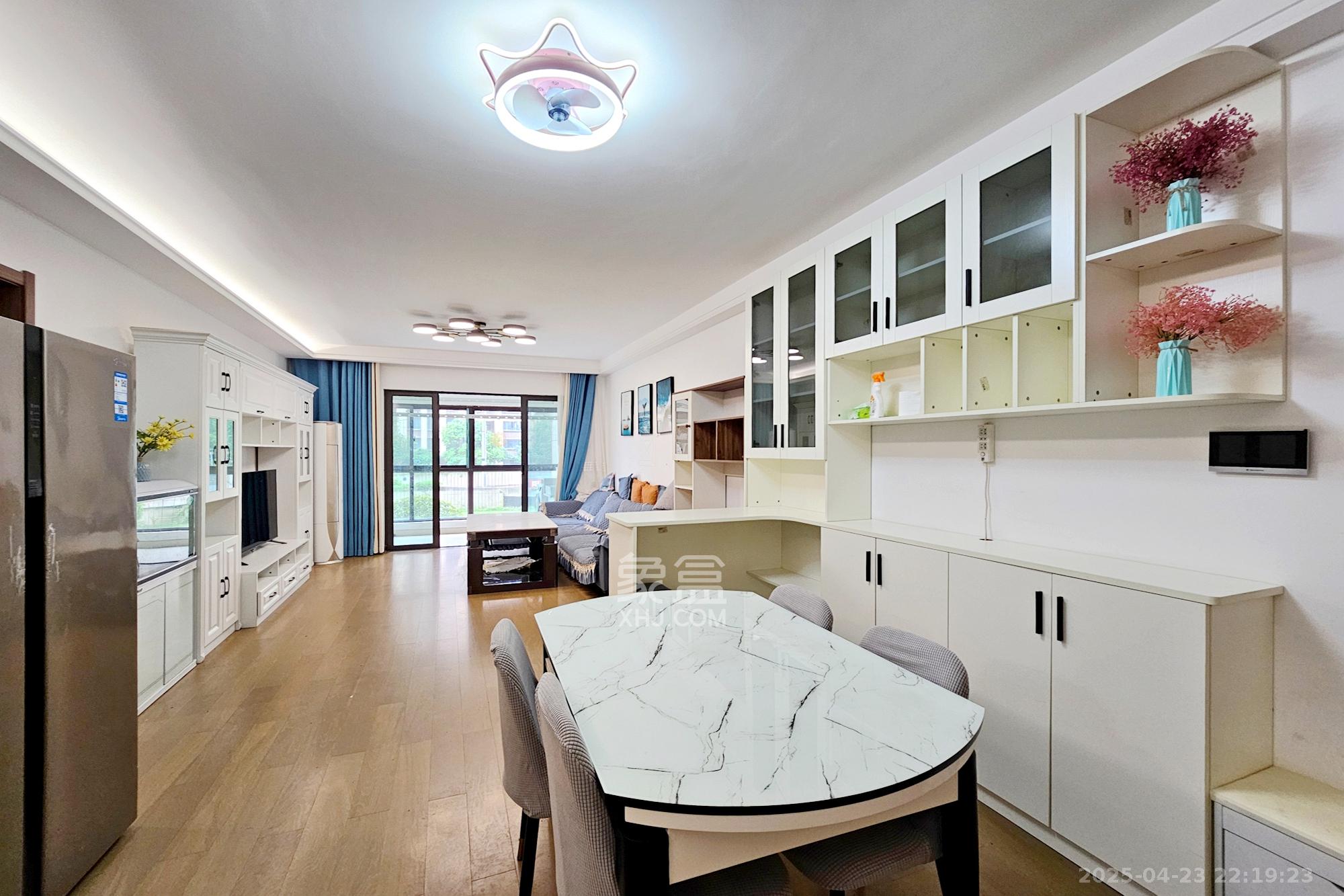 阳光城尚东湾青柠园 3室2厅2卫 105.00万 阳光城尚东湾青柠园 3室2厅2卫 105.00万客厅