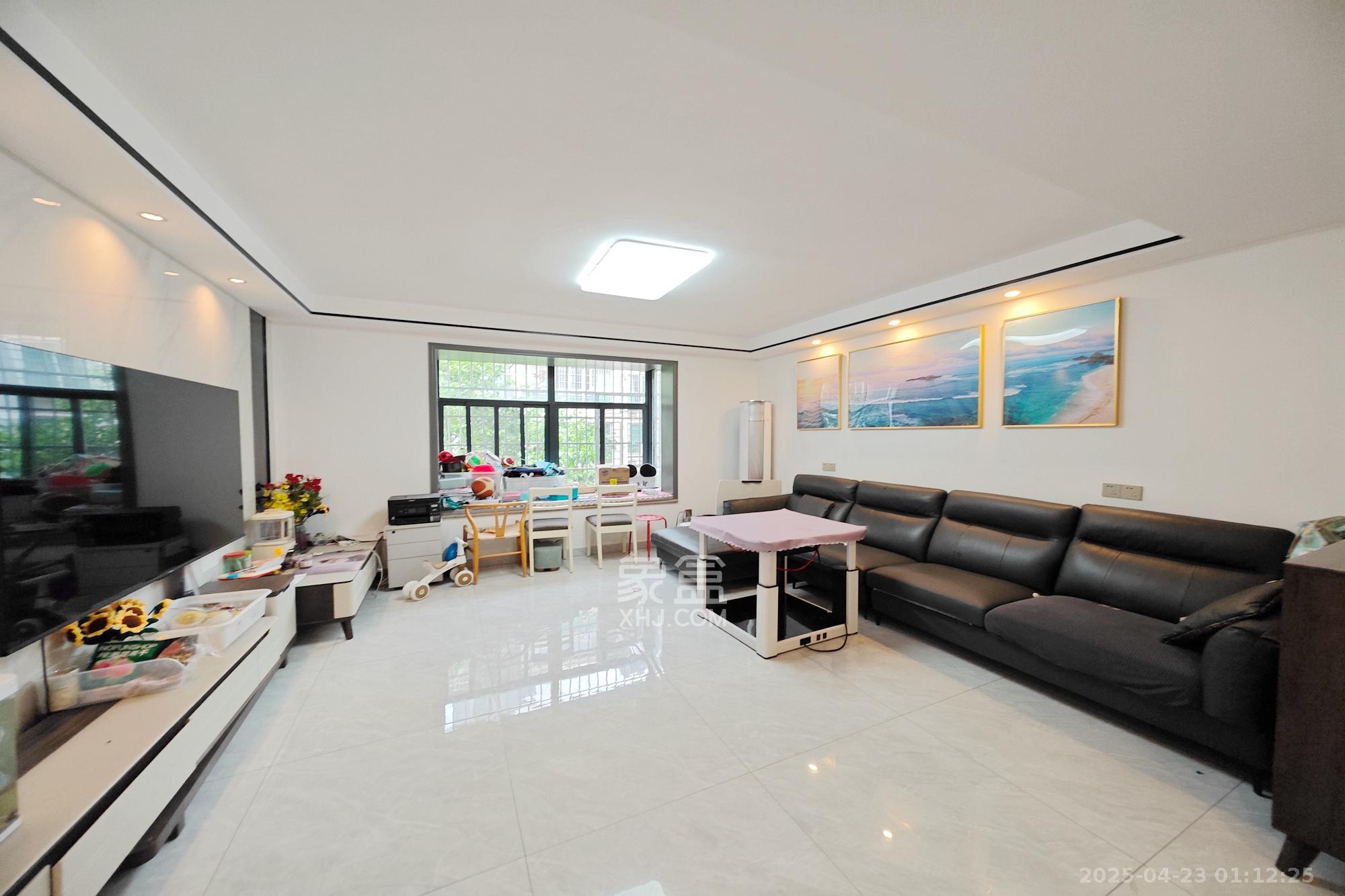 鸿景苑 3室2厅2卫 69.0万 鸿景苑 3室2厅2卫 69.0万客厅