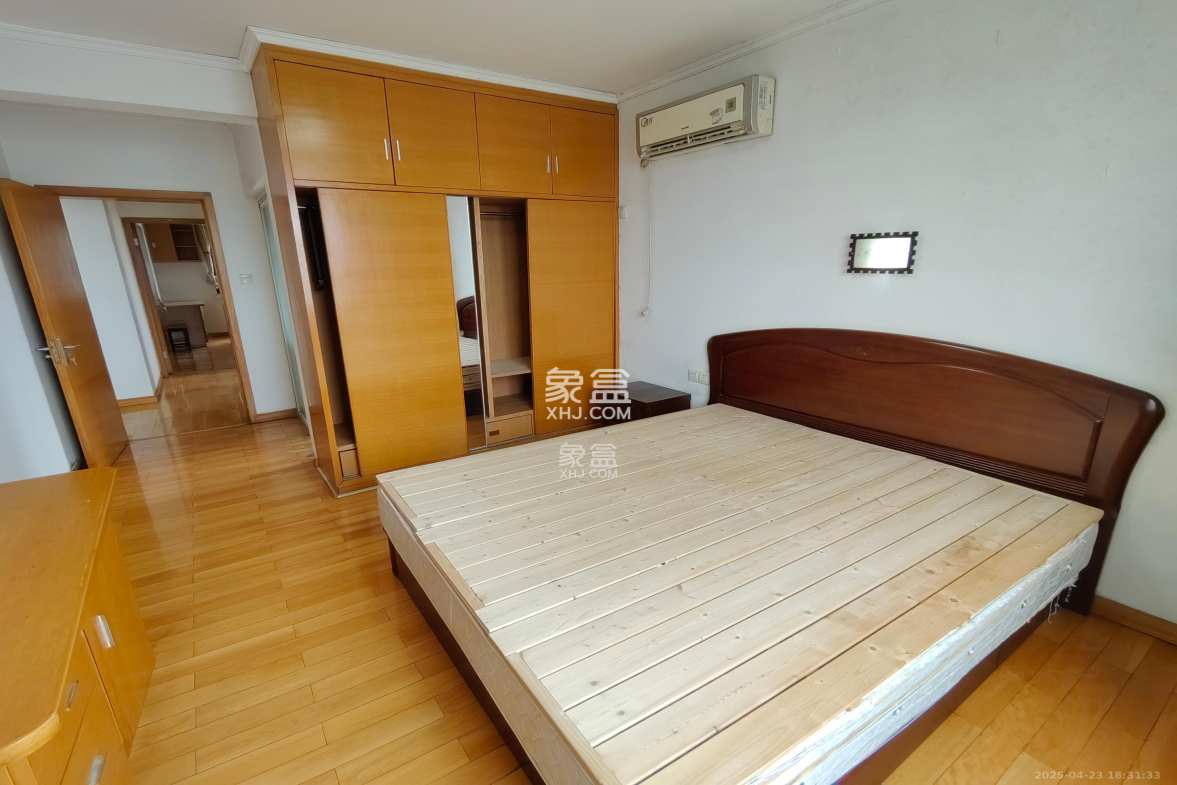 南国新城 3室2厅2卫 2400.0元/月 南国新城 3室2厅2卫 2400.0元/月室内图