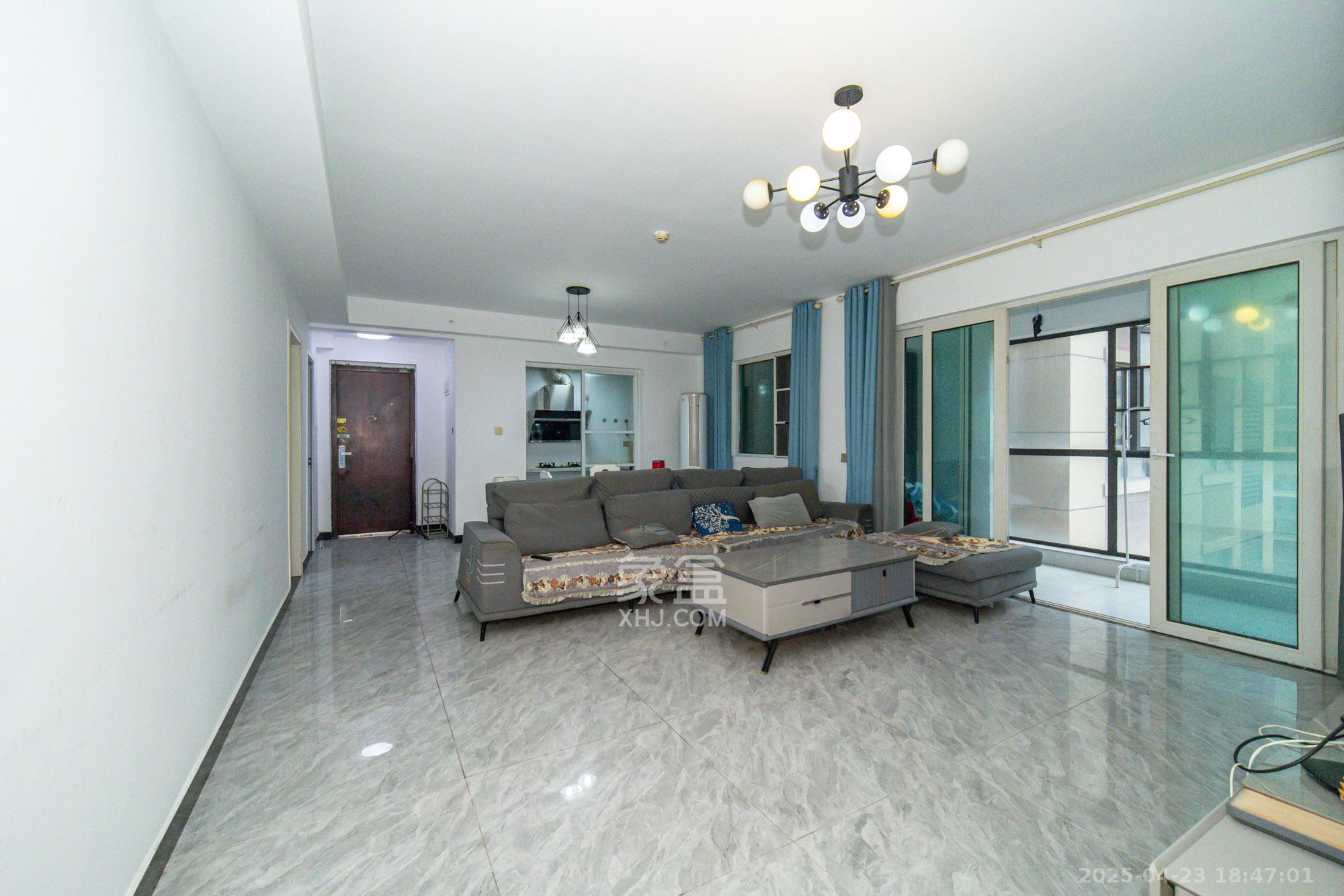 金科时代中心 4室2厅2卫 110.0万 金科时代中心 4室2厅2卫 110.0万客厅