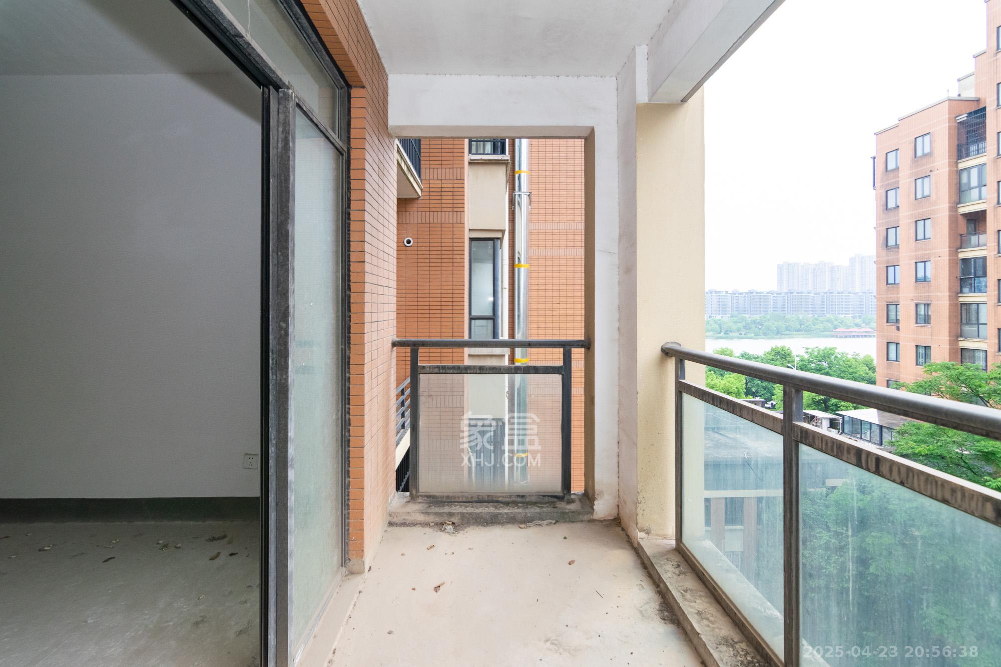 丽景华庭  4室2厅2卫   64.00万阳台
