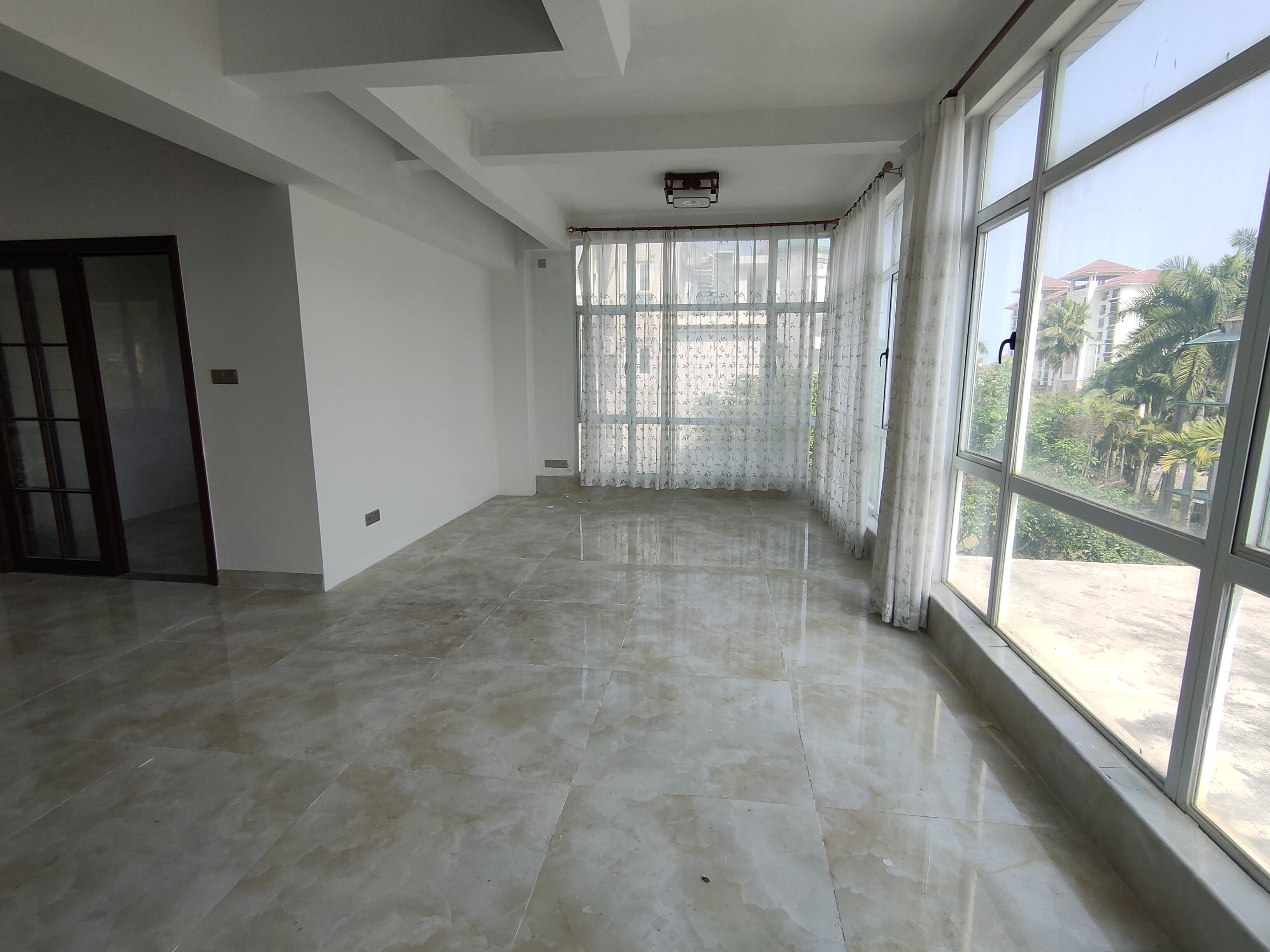 阳光西海岸一期(蓝天公寓别墅区) 3室2厅3卫 339.0万 阳光西海岸一期(蓝天公寓别墅区) 3室2厅3卫 339.0万室内图