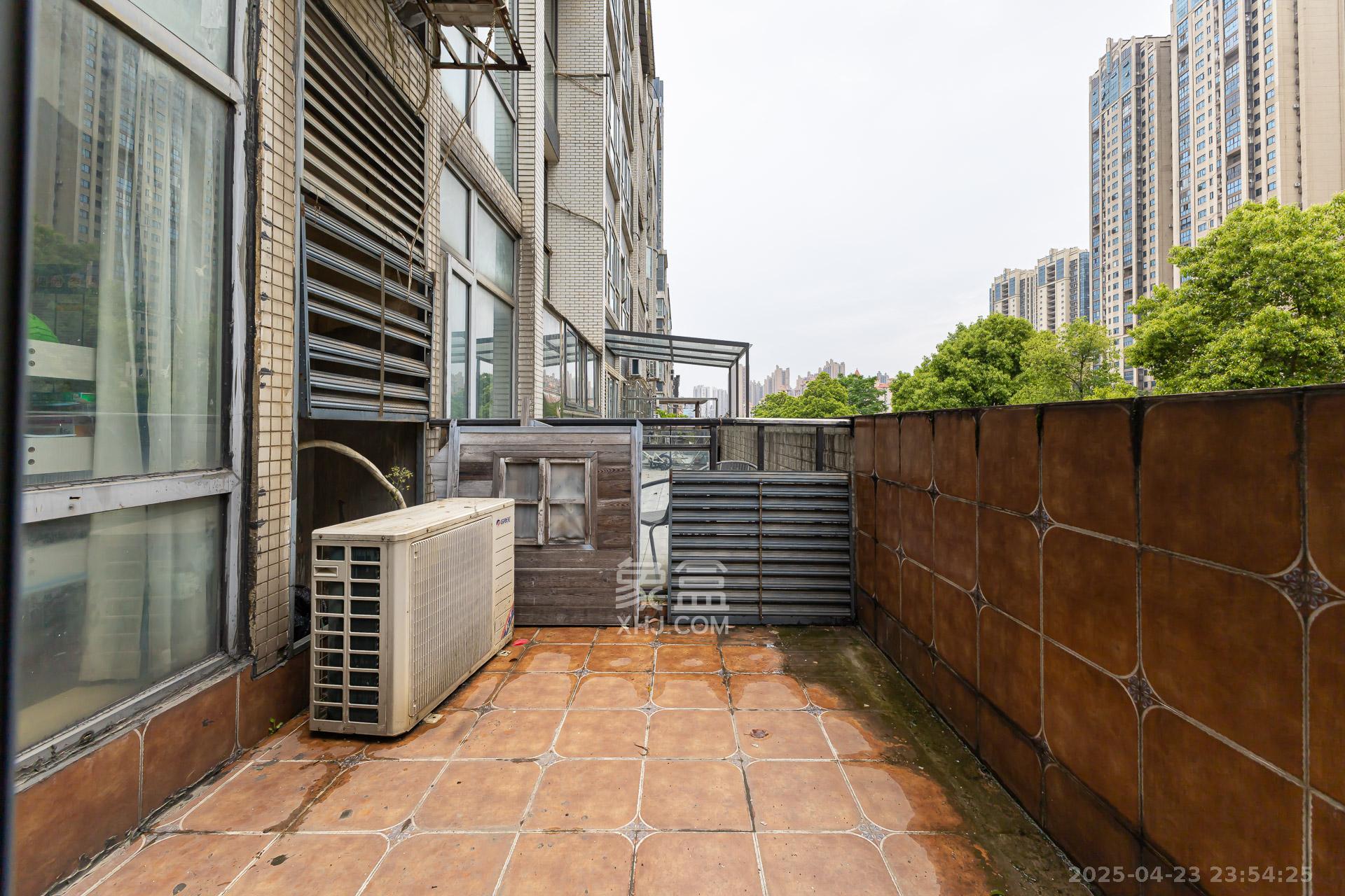 双盈卧龙湾 3室2厅2卫 90.0万 双盈卧龙湾 3室2厅2卫 90.0万阳台