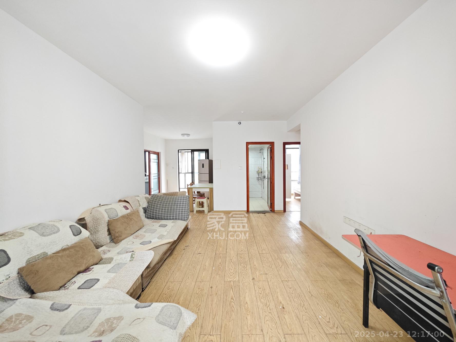 卓越蔚蓝城邦  3室2厅2卫    75.0万客厅