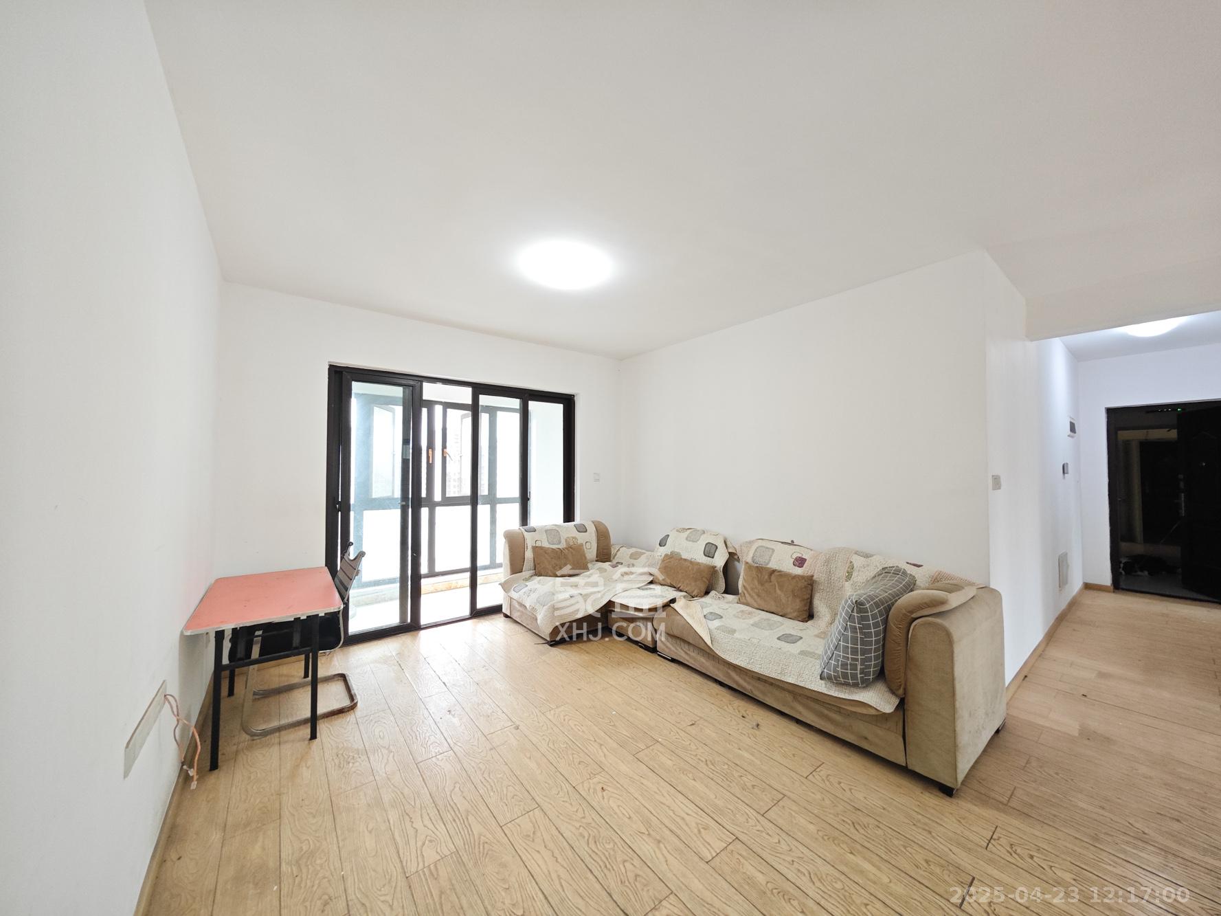 卓越蔚蓝城邦  3室2厅2卫    75.0万客厅