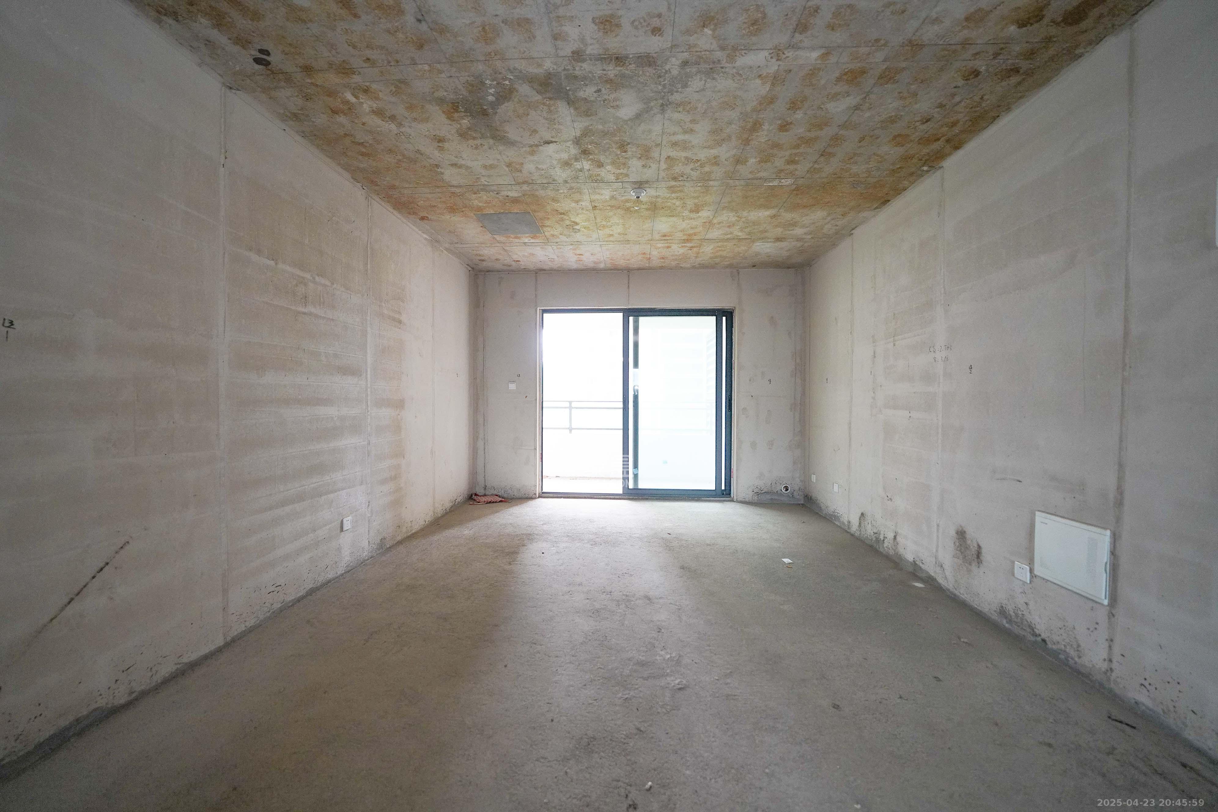 五矿万境蓝山 4室2厅2卫 121.0万 五矿万境蓝山 4室2厅2卫 121.0万客厅