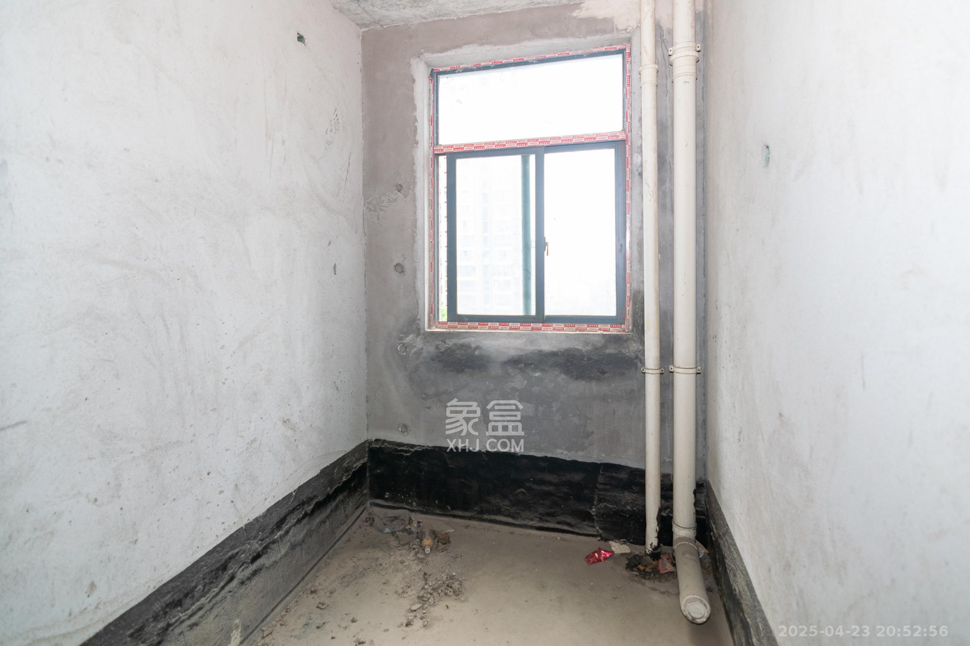 联诚国际城  4室2厅2卫    95.0万卫生间