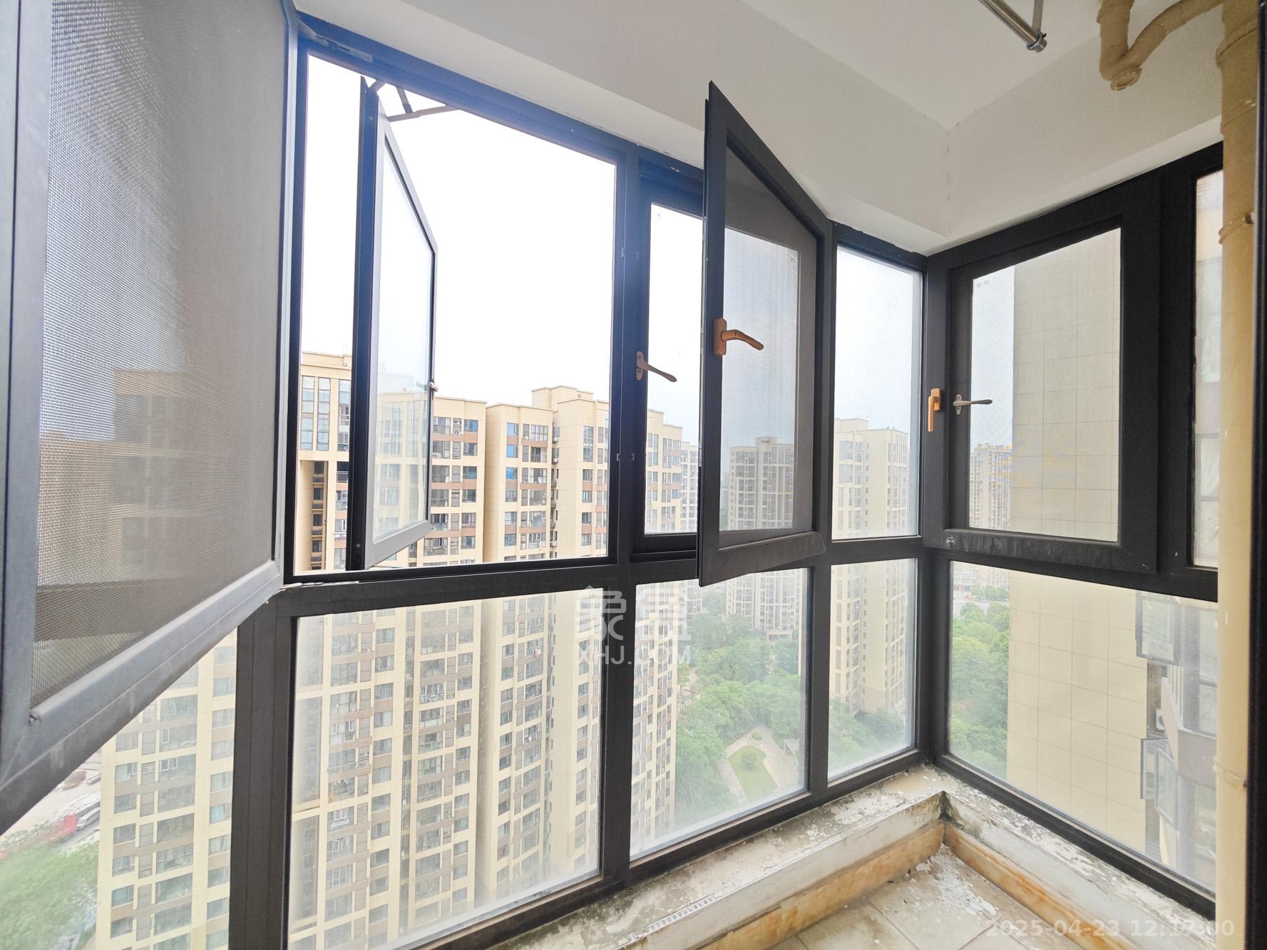 卓越蔚蓝城邦  3室2厅2卫    75.0万其他