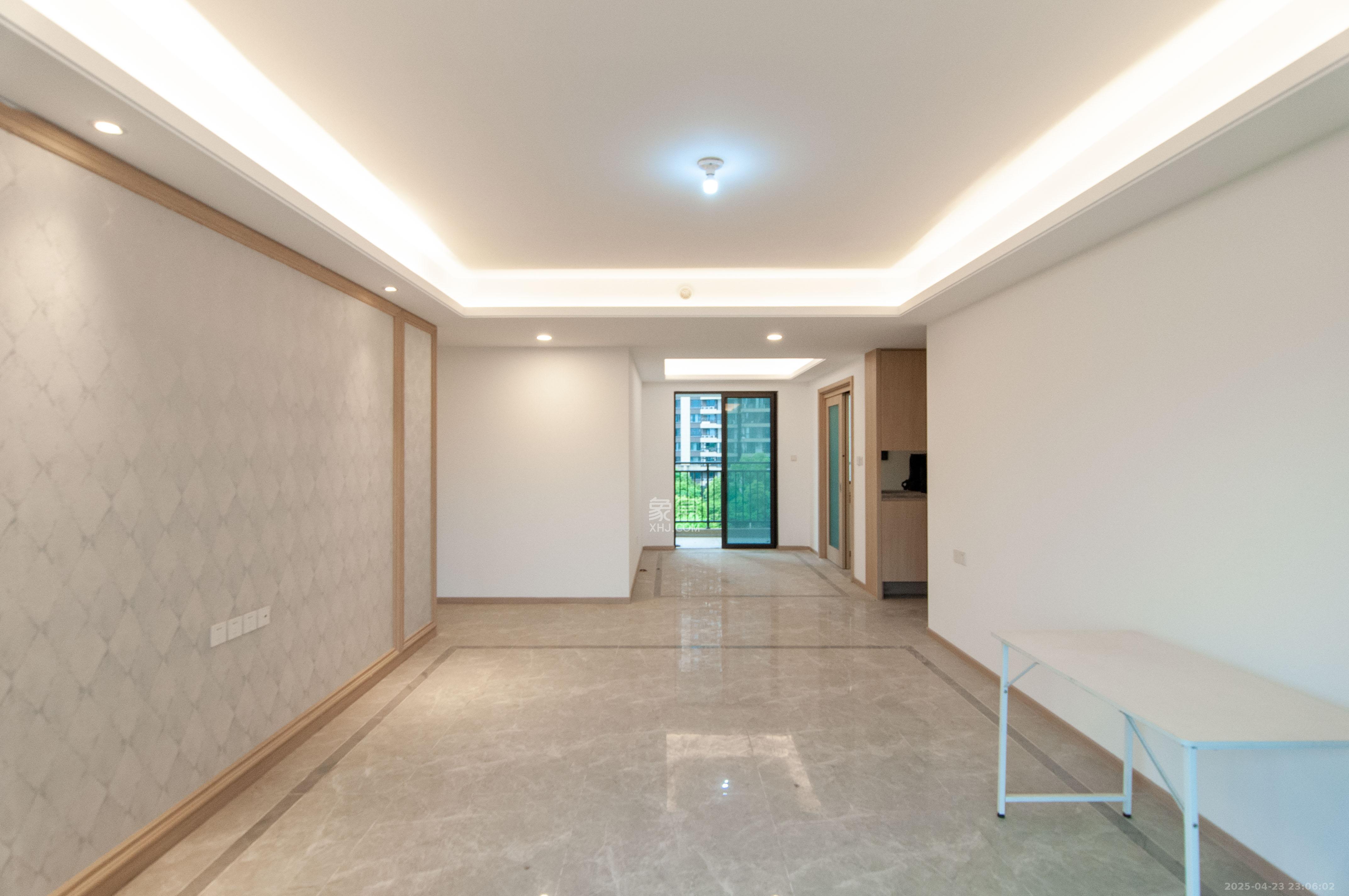 梅溪湖玺悦(新城金茂梦想玺悦) 4室2厅2卫 188.0万 梅溪湖玺悦(新城金茂梦想玺悦) 4室2厅2卫 188.0万客厅