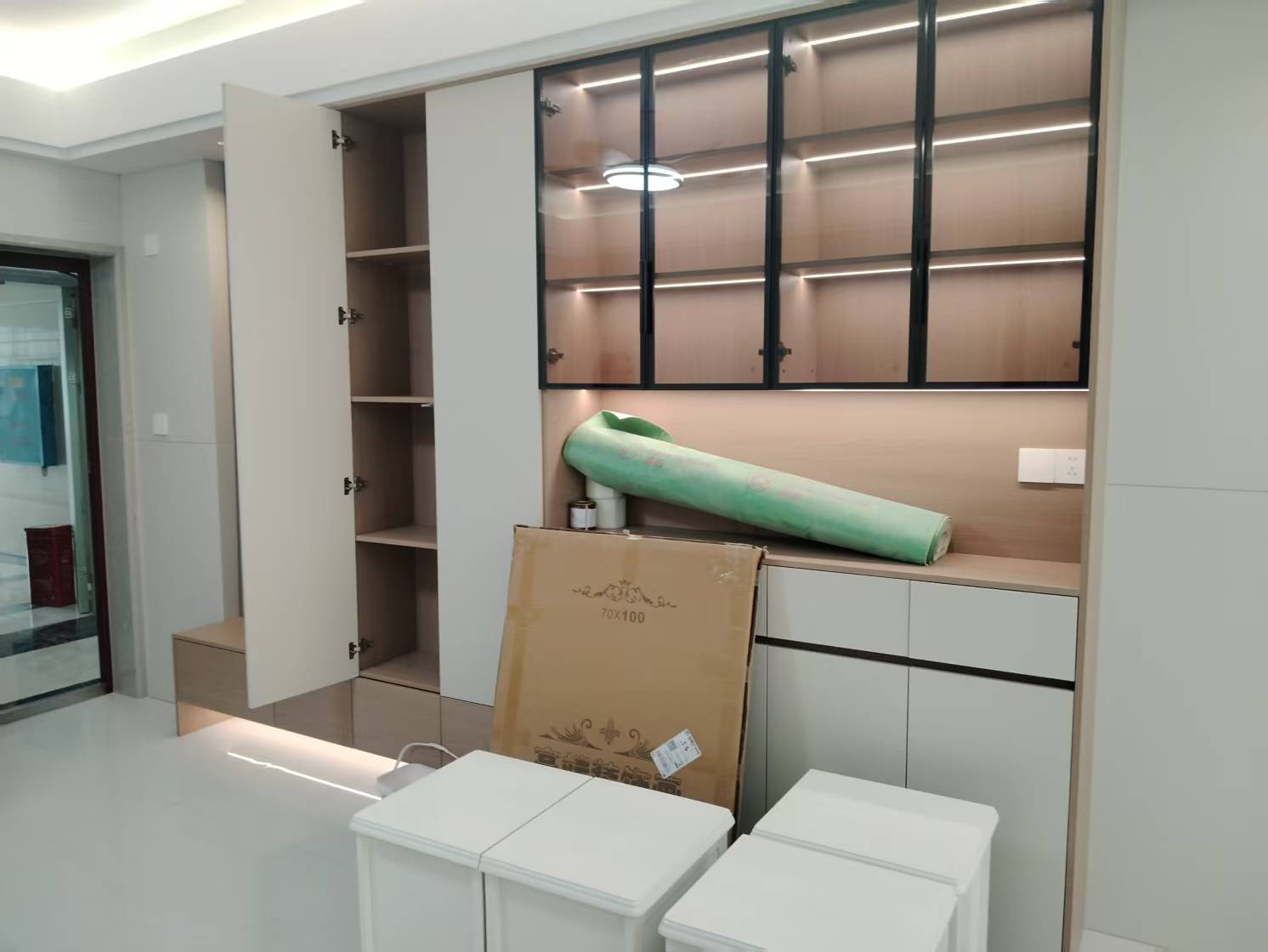 互助小区电梯房  3室2厅2卫   2000.00元/月
