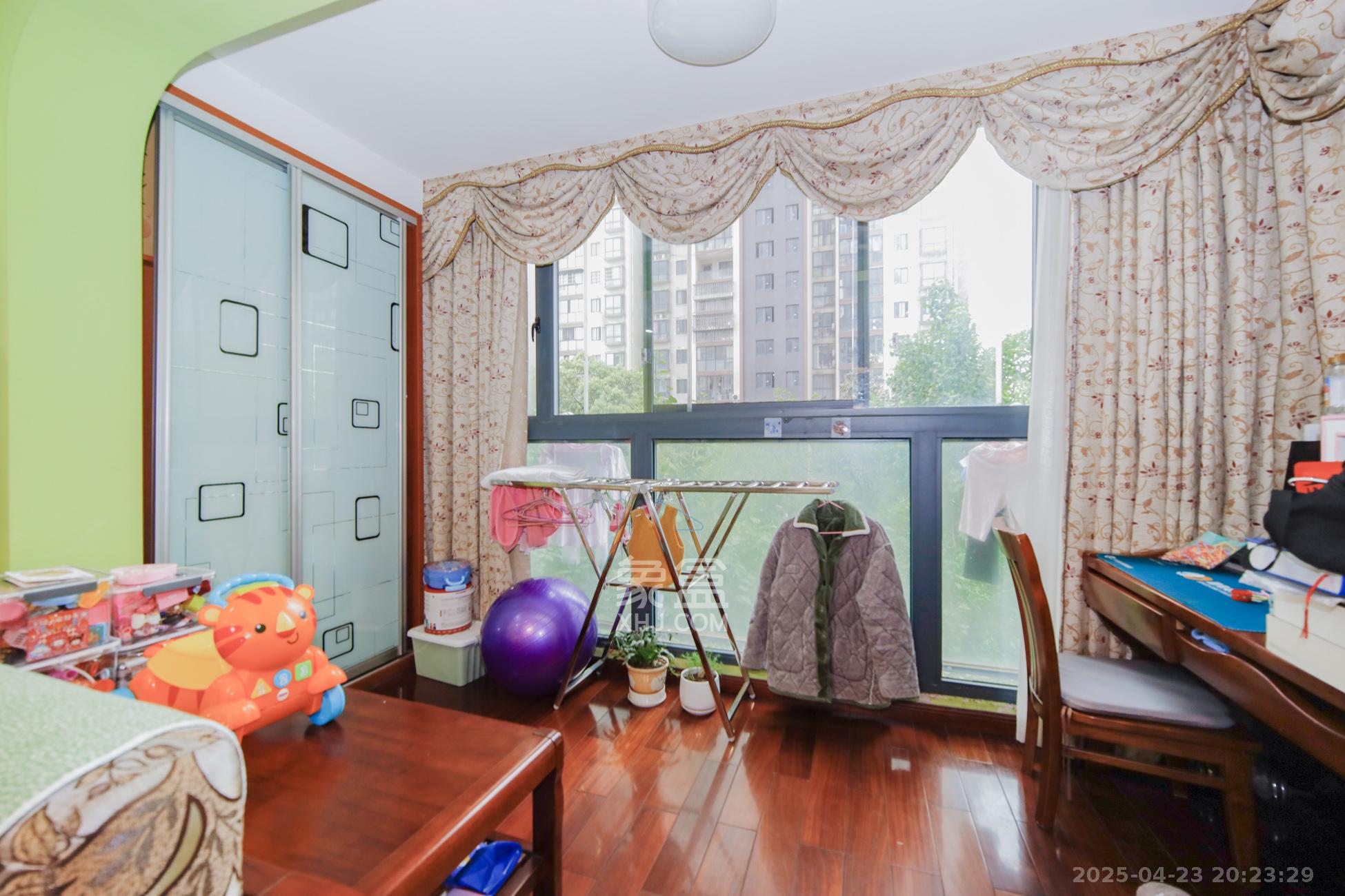 城南故事家园  4室2厅1卫    98.0万阳台