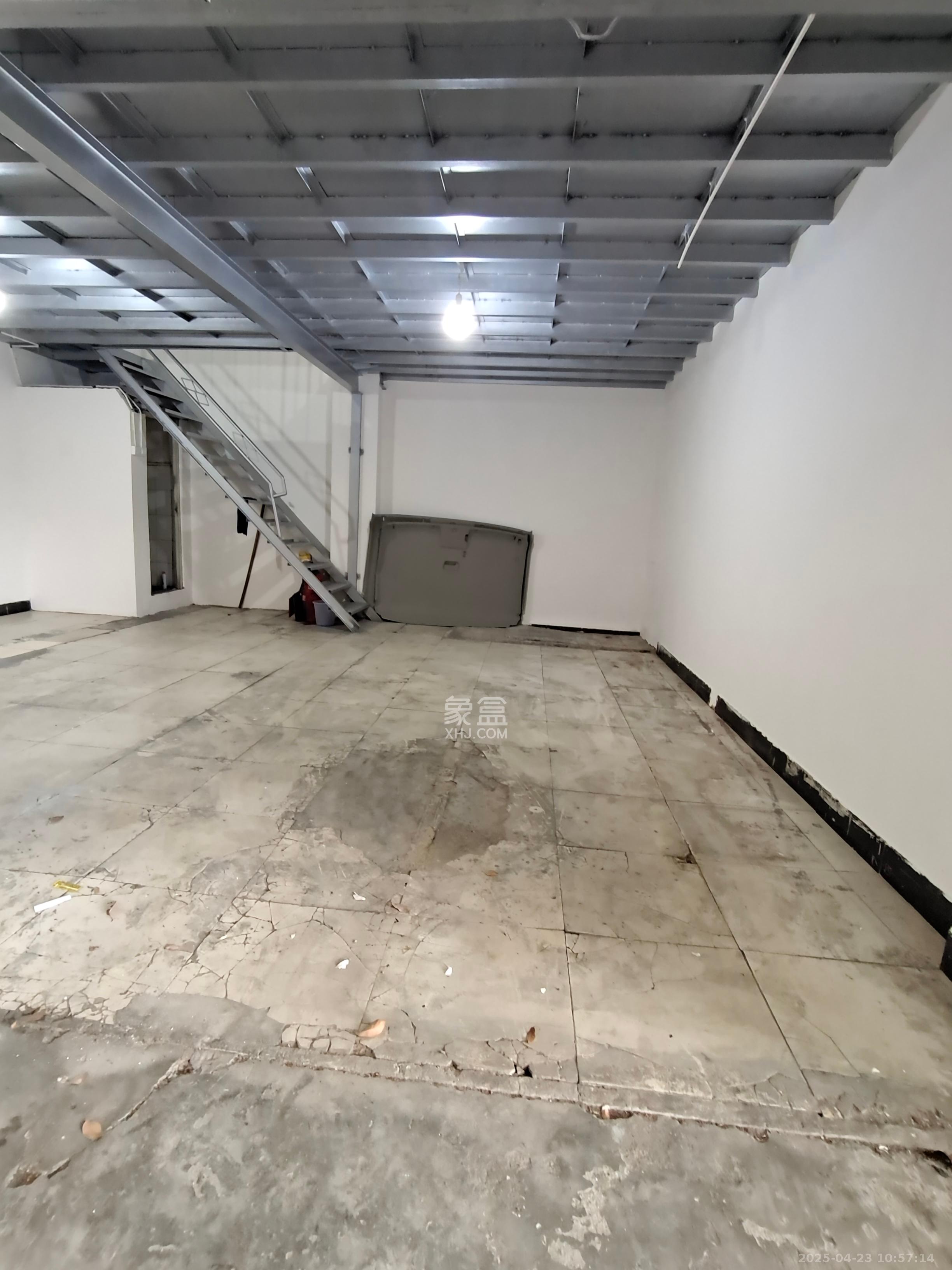 中南汽车世界   22.0㎡      1400.0元/月室内图