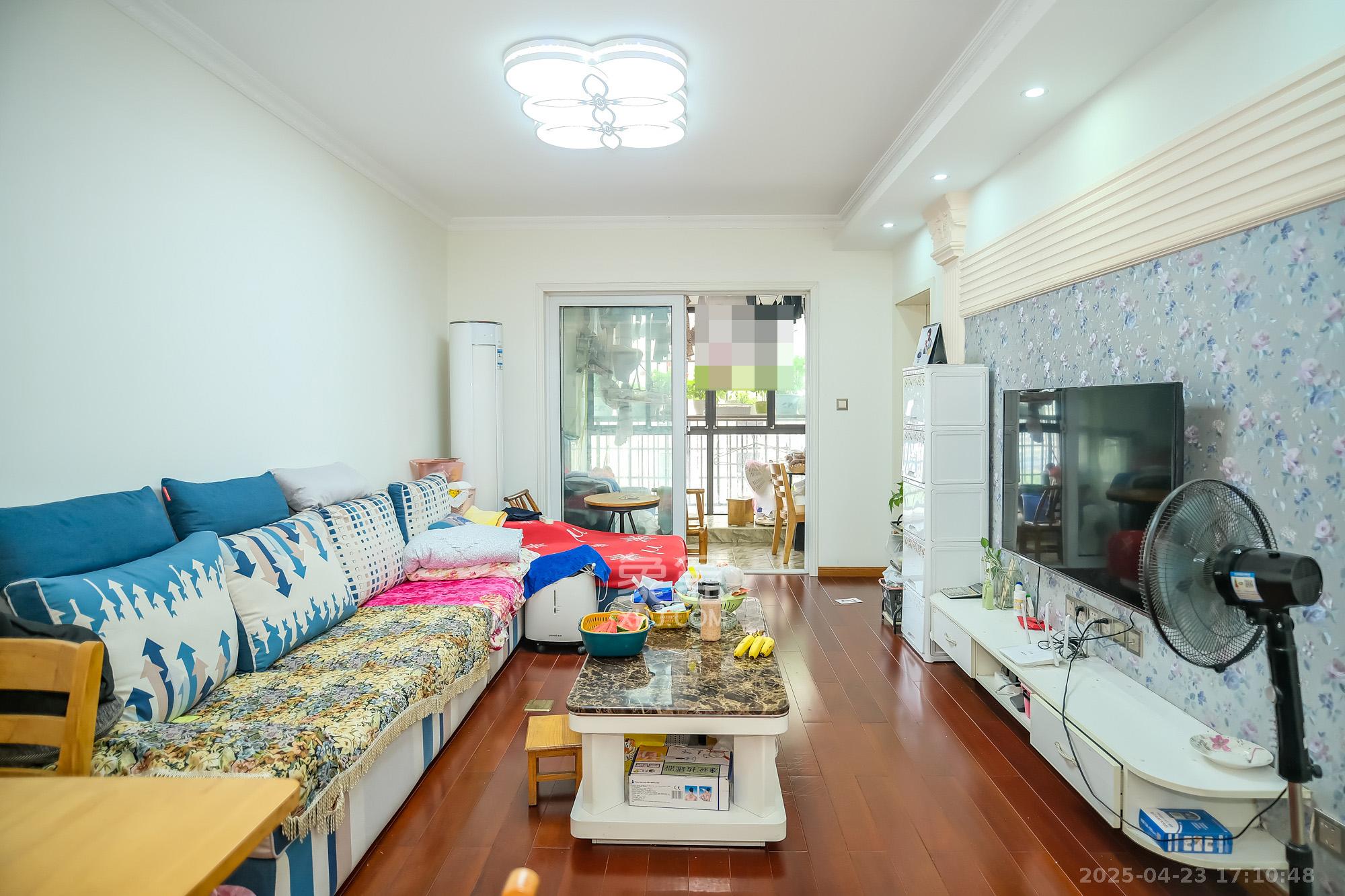 保利香槟国际 3室2厅1卫 73.8万 保利香槟国际 3室2厅1卫 73.8万客厅