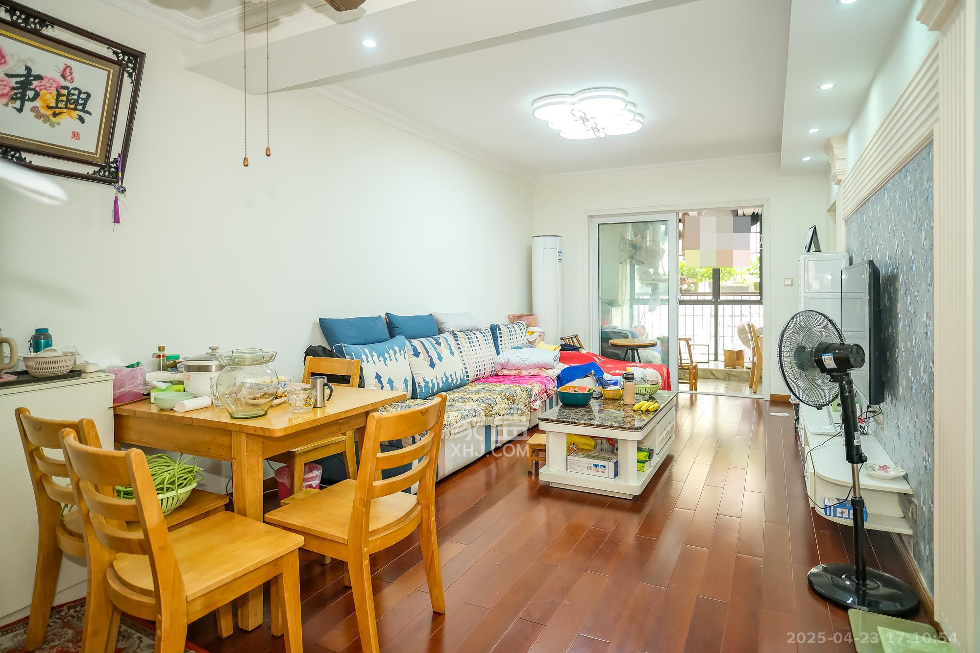 保利香槟国际 3室2厅1卫 73.8万 保利香槟国际 3室2厅1卫 73.8万客厅