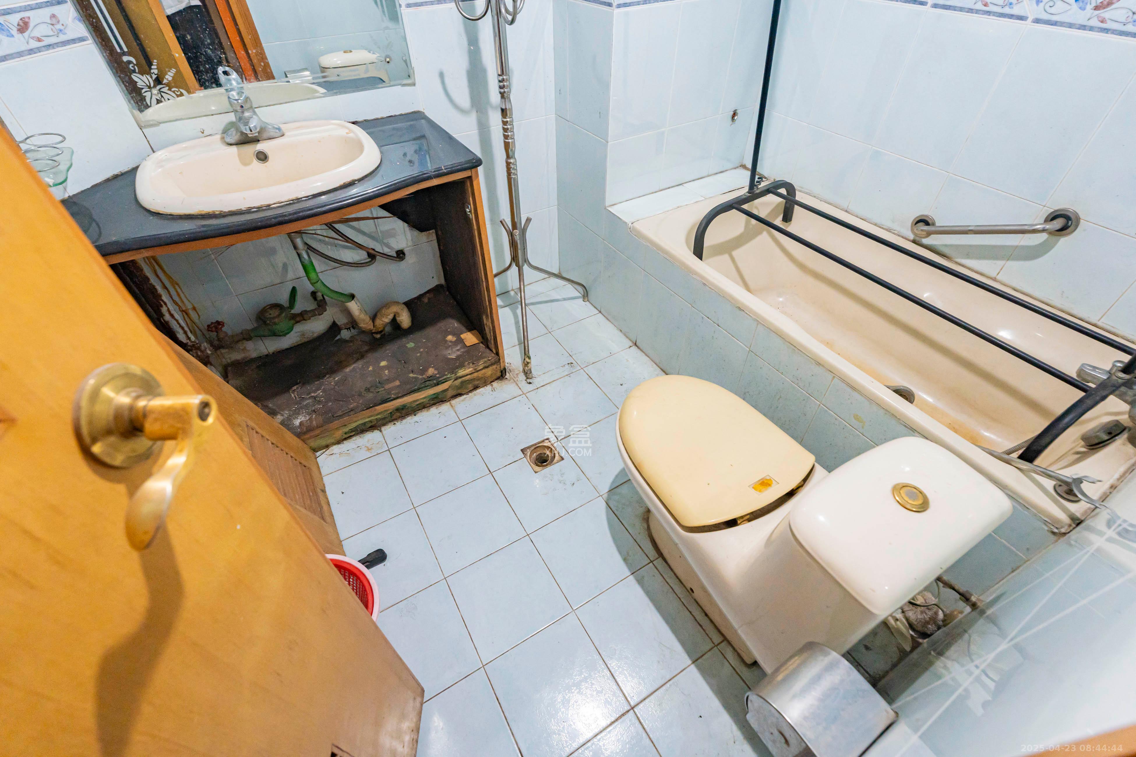 兴汉门公寓  3室2厅2卫    3400.0元/月室内图