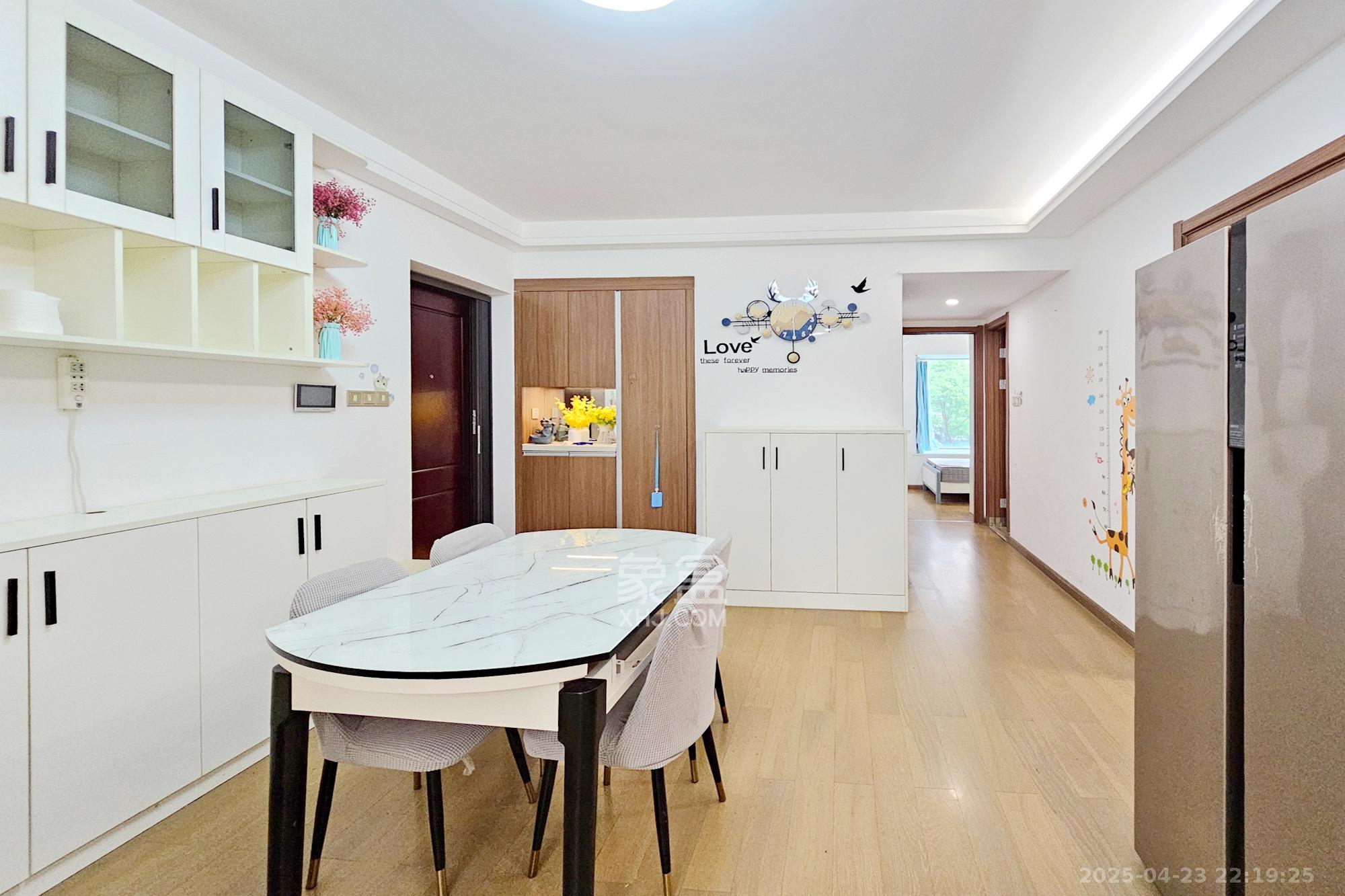 阳光城尚东湾青柠园 3室2厅2卫 105.00万 阳光城尚东湾青柠园 3室2厅2卫 105.00万客厅